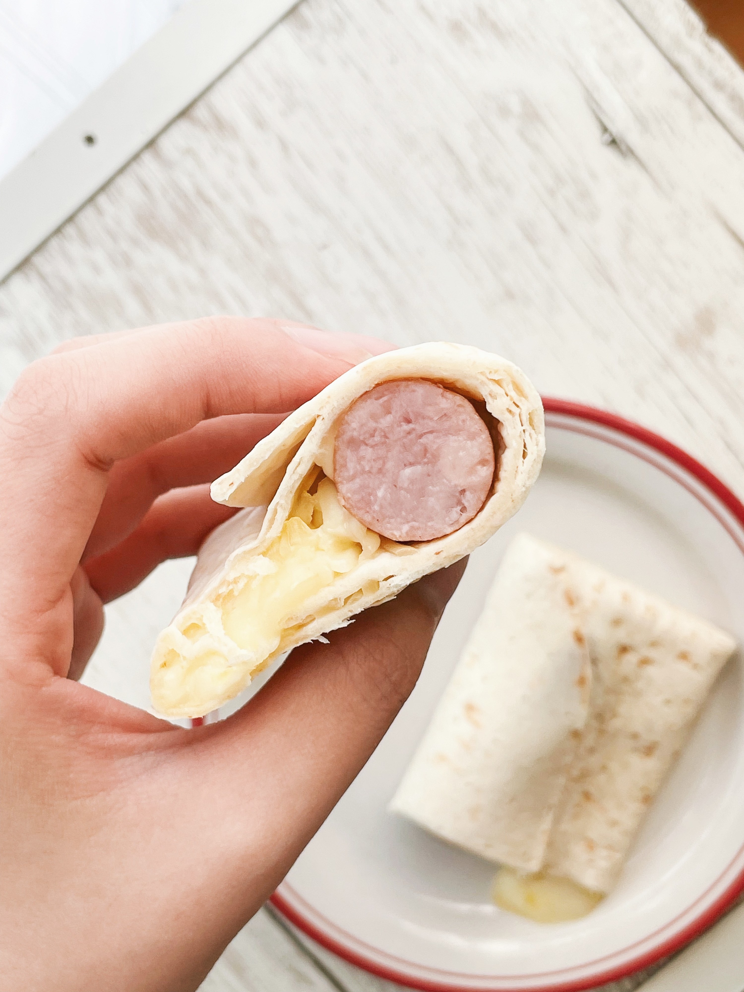 セブンのオススメグルメ「ブリトージューシーソーセージ＆とろーりチーズ」