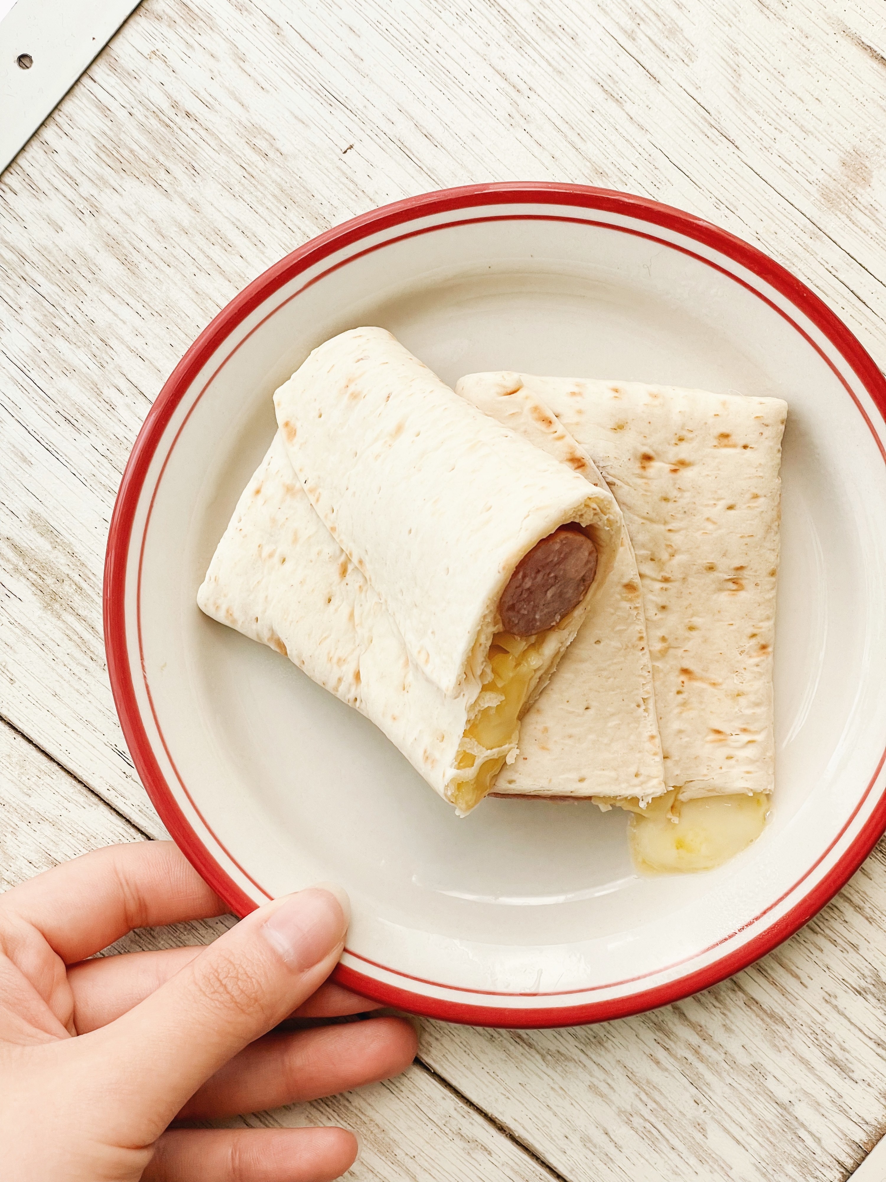 セブンのオススメグルメ「ブリトージューシーソーセージ&とろーりチーズ」