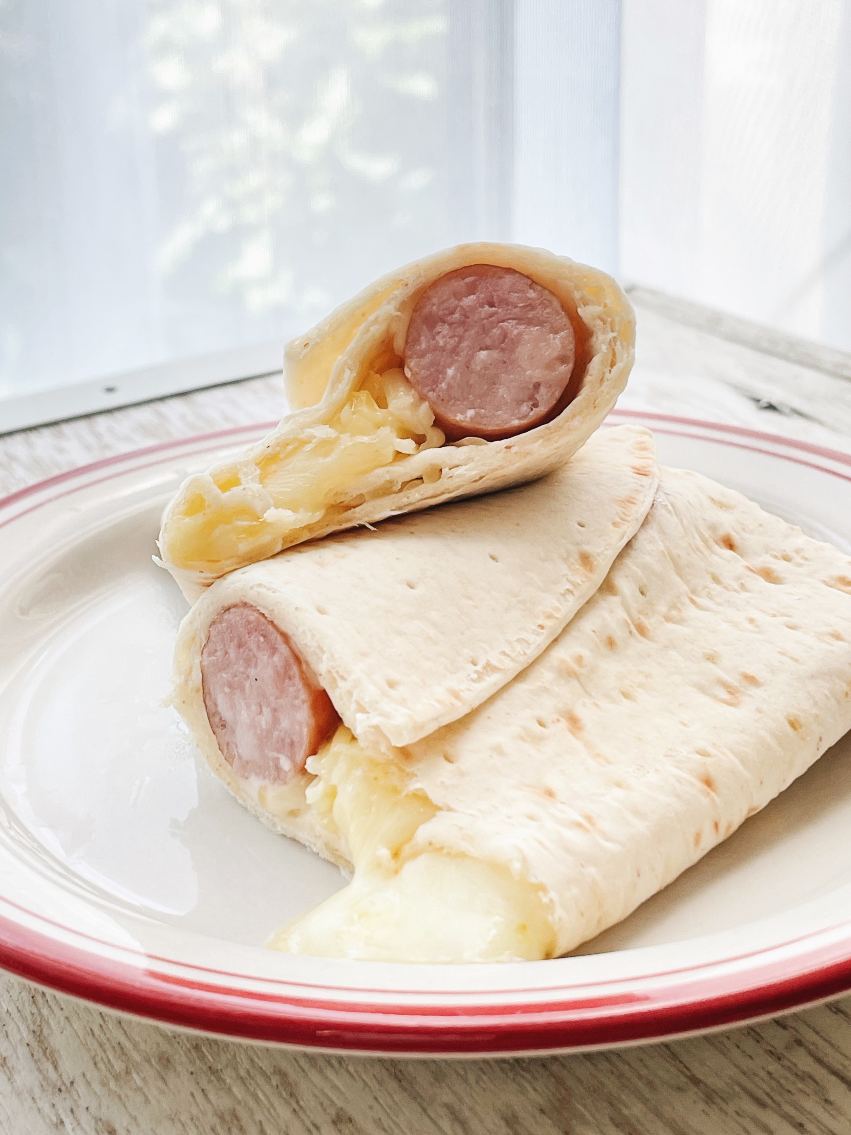 セブンのオススメグルメ「ブリトージューシーソーセージ&とろーりチーズ」