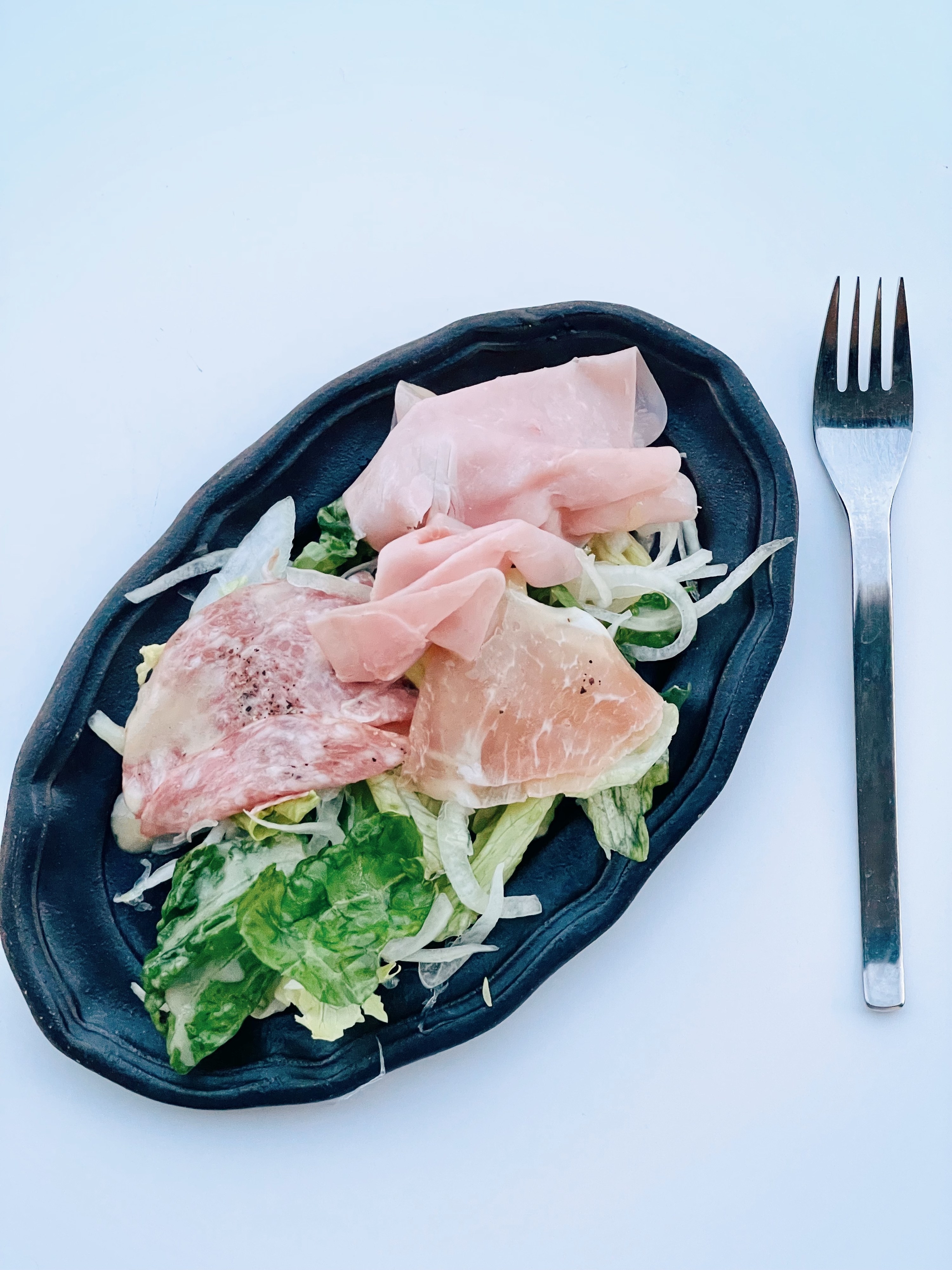 セブンのオススメサラダ「ルッコラを添えたソフトサラミと生ハムのサラダ」