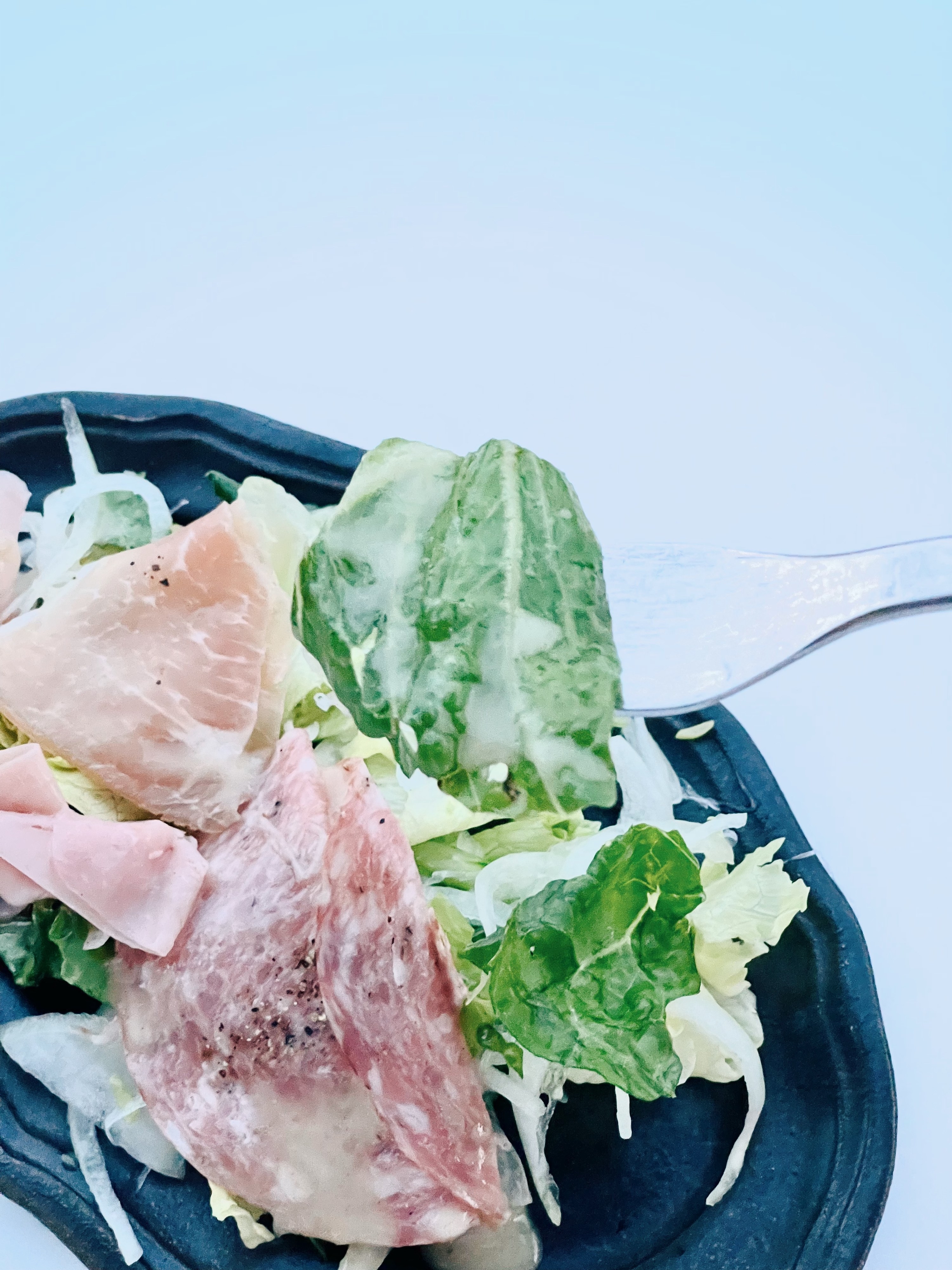 セブンのオススメサラダ「ルッコラを添えたソフトサラミと生ハムのサラダ」