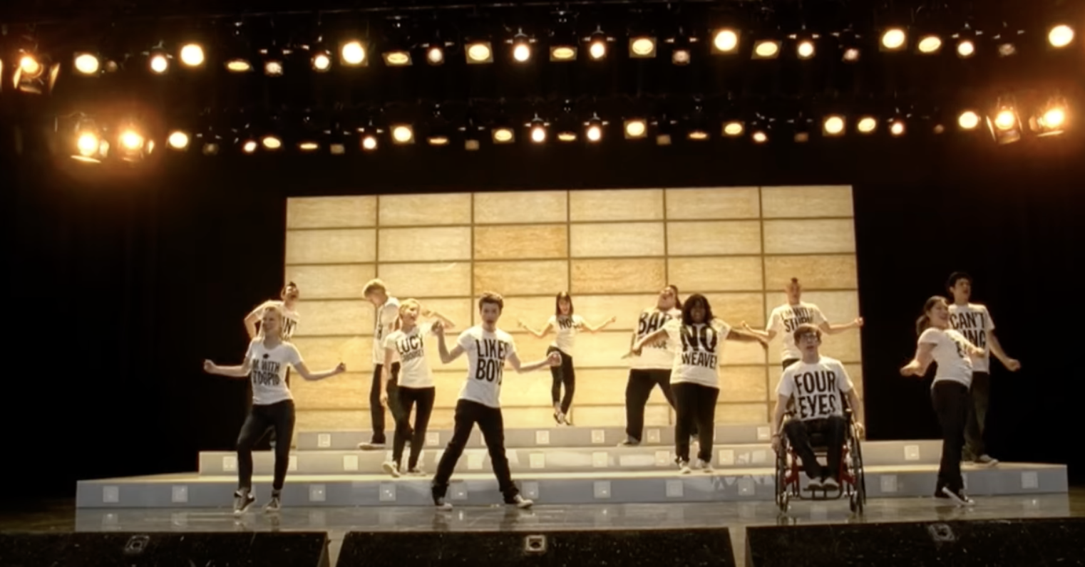 Cast of &quot;Glee&quot; performing