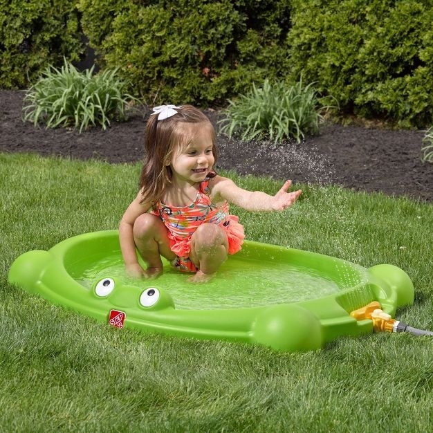 kid in splashpad