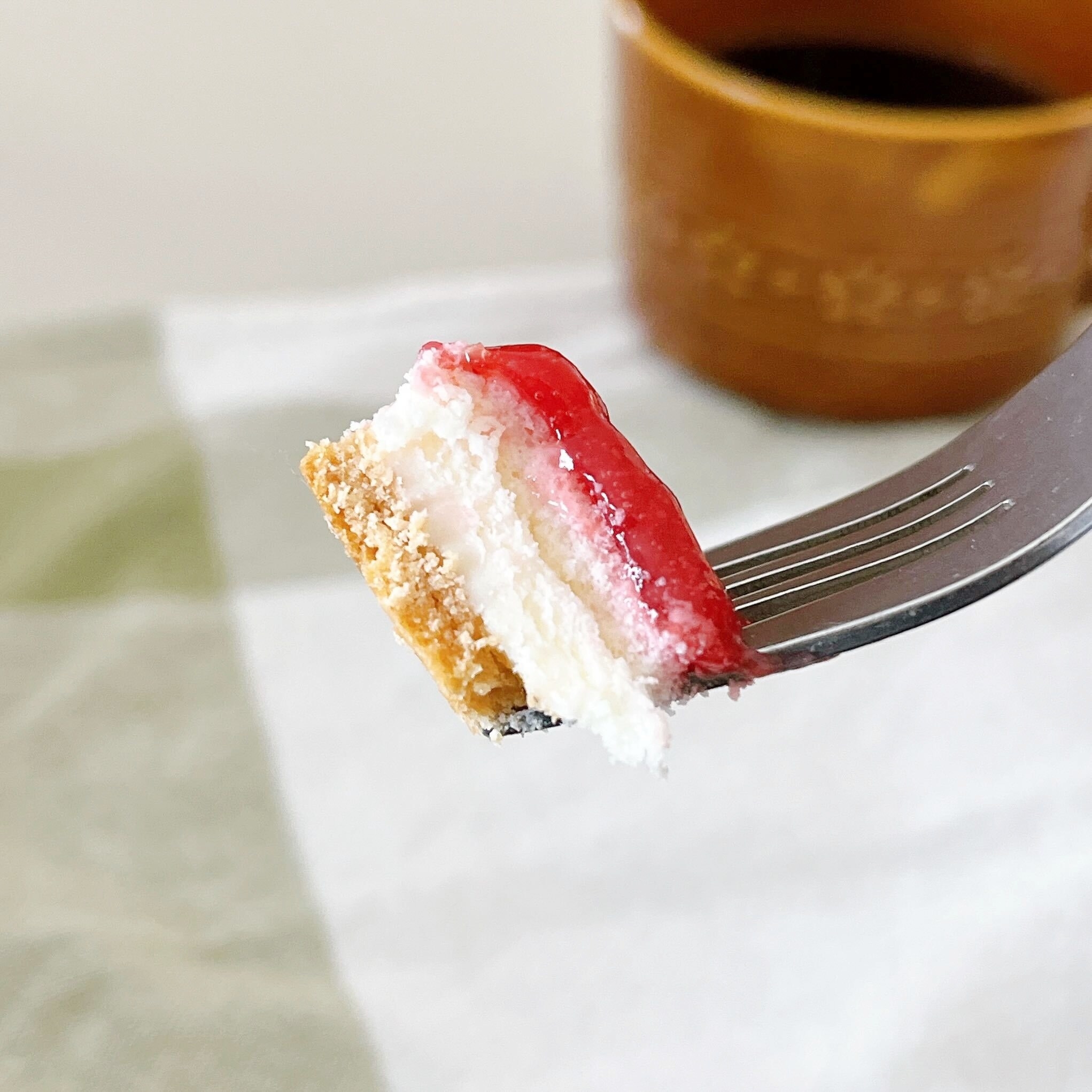 セブン-イレブンのオススメのスイーツ「ストロベリーベイクドチーズタルト」