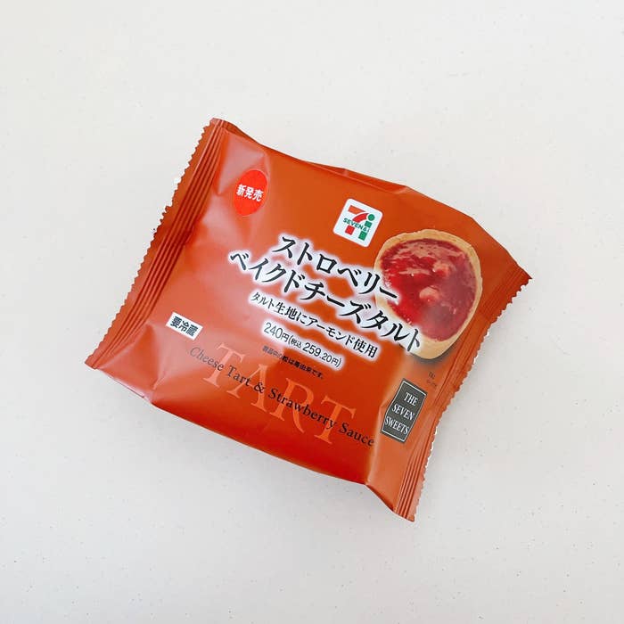セブン-イレブンのオススメのスイーツ「ストロベリーベイクドチーズタルト」