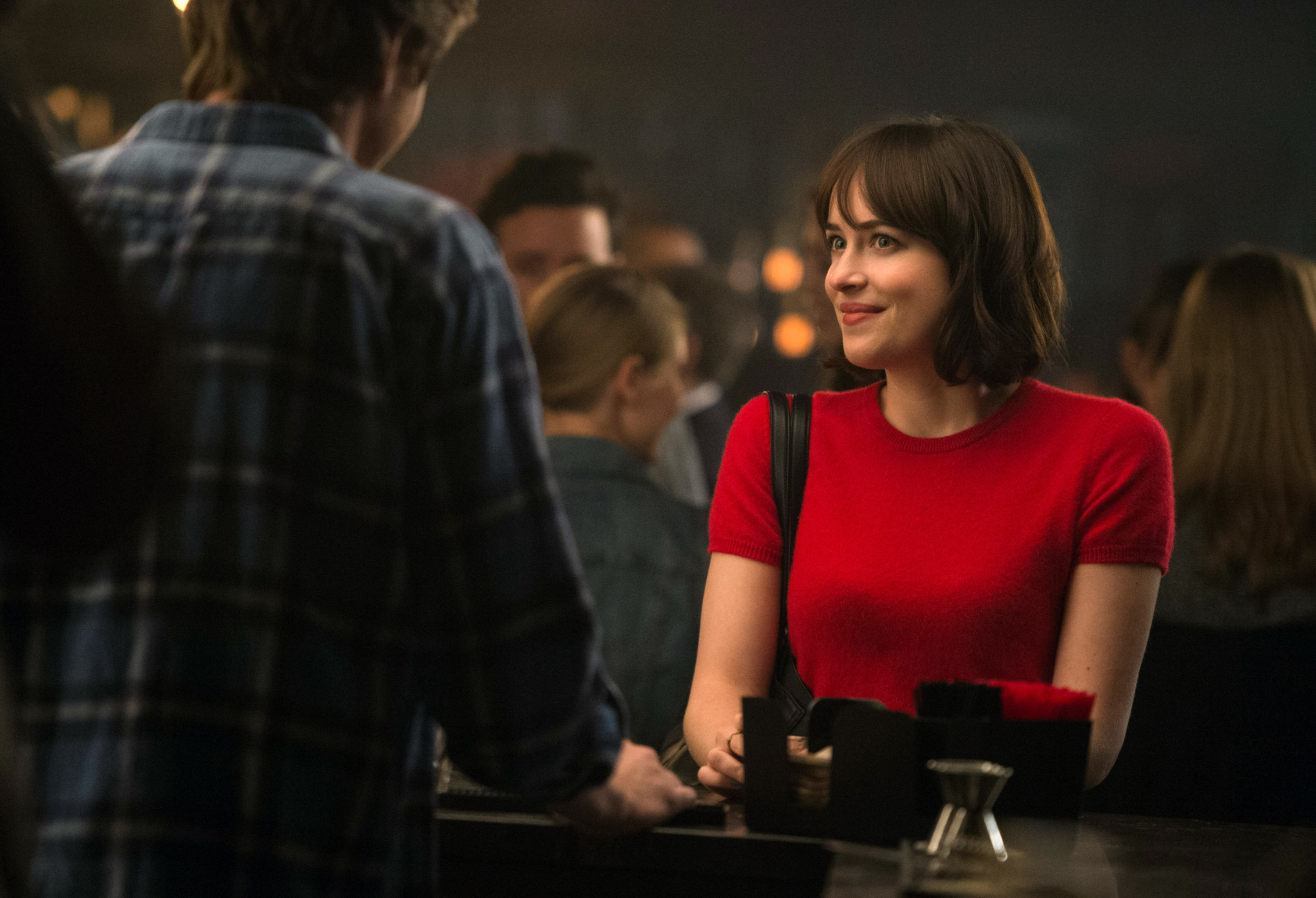 Anders Holm and Dakota Johnson in How to Be Single