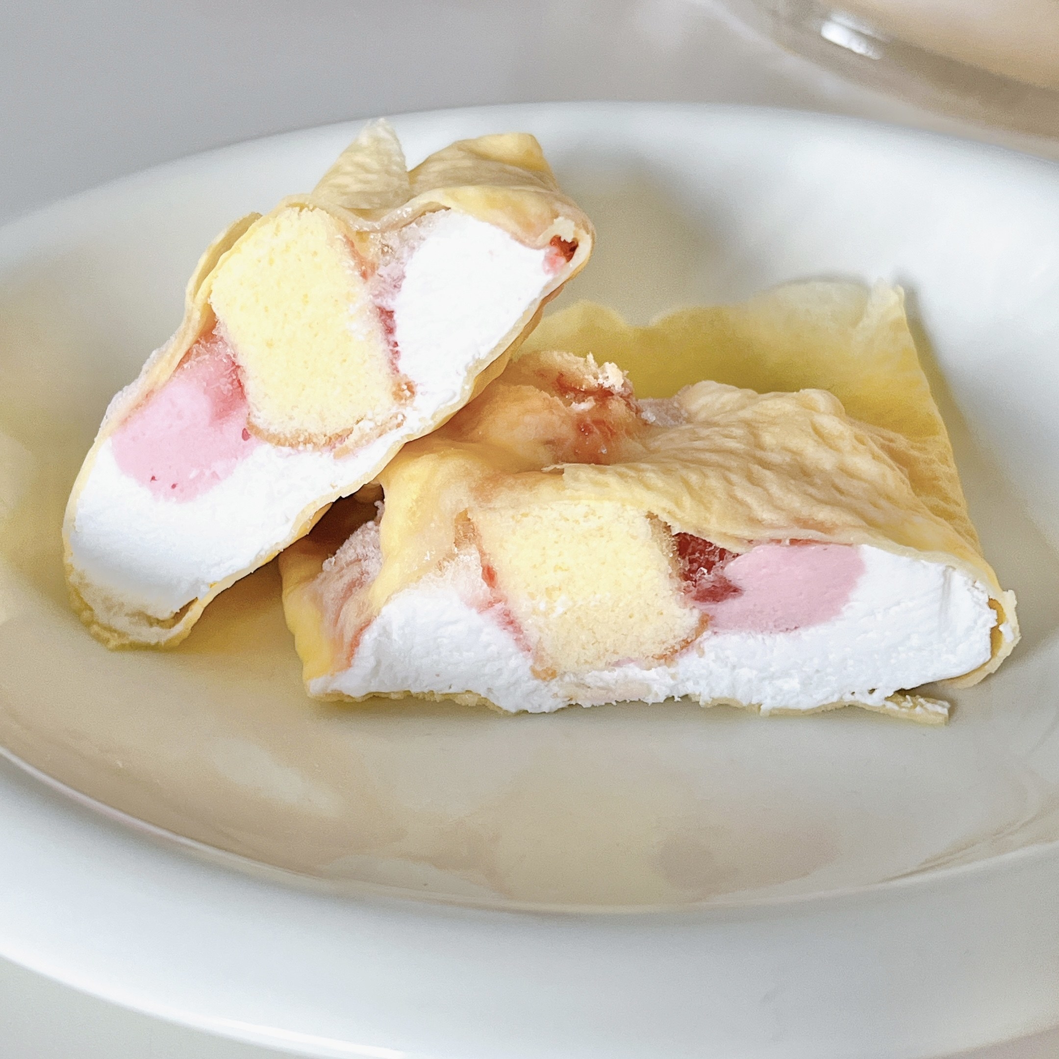 ミニストップのおすすめのアイス「アイスケーキいちごミルククレープ」