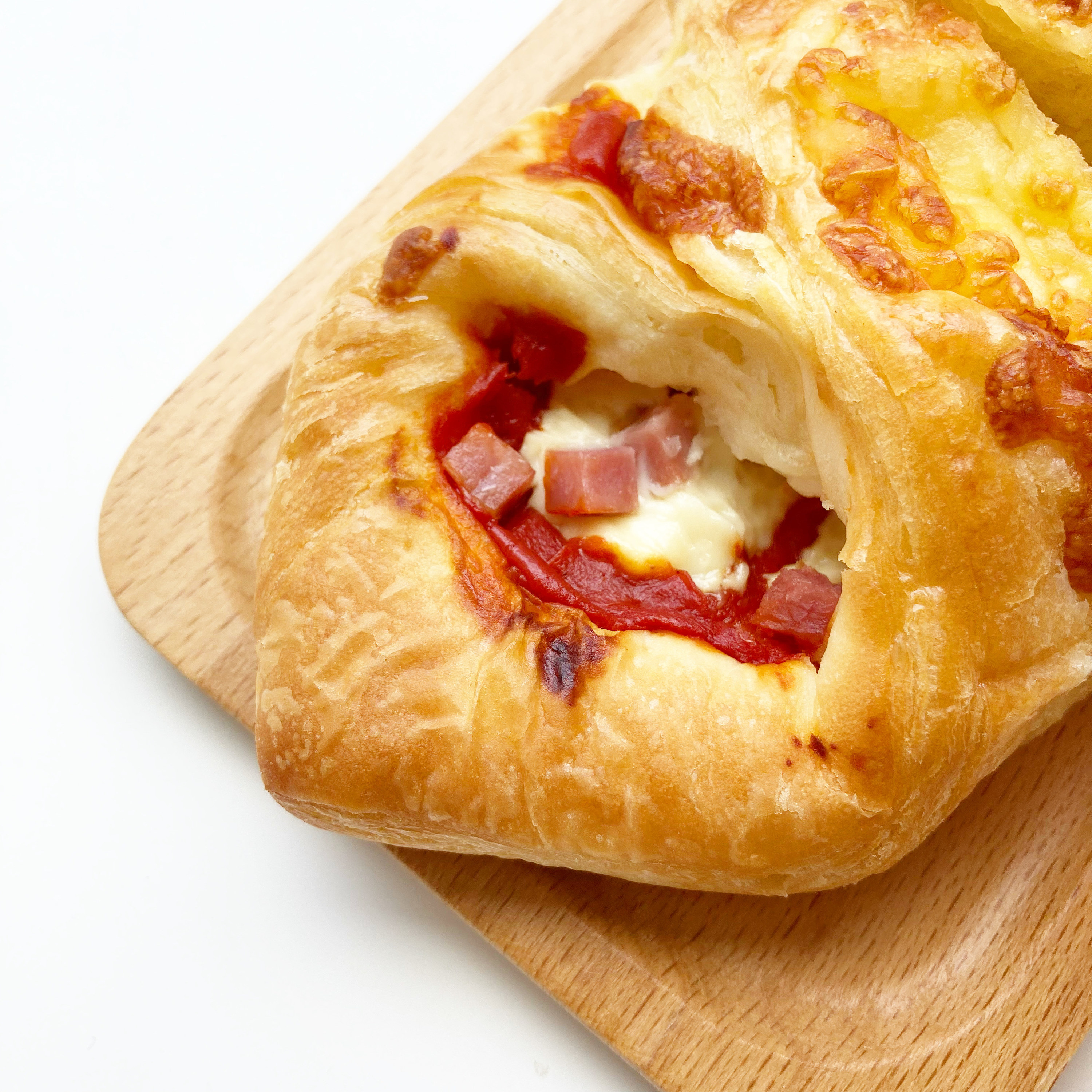 FamilyMart(ファミリーマート)の本格パン「トマト&チーズデニッシュ」