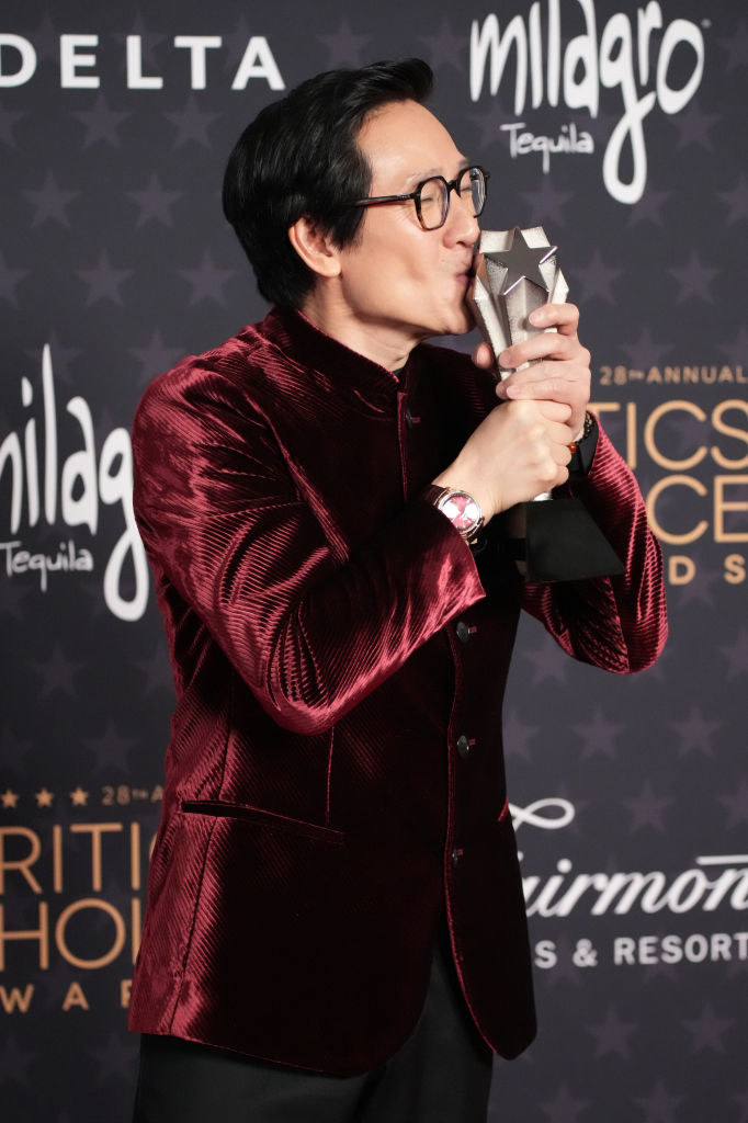 kissing his award