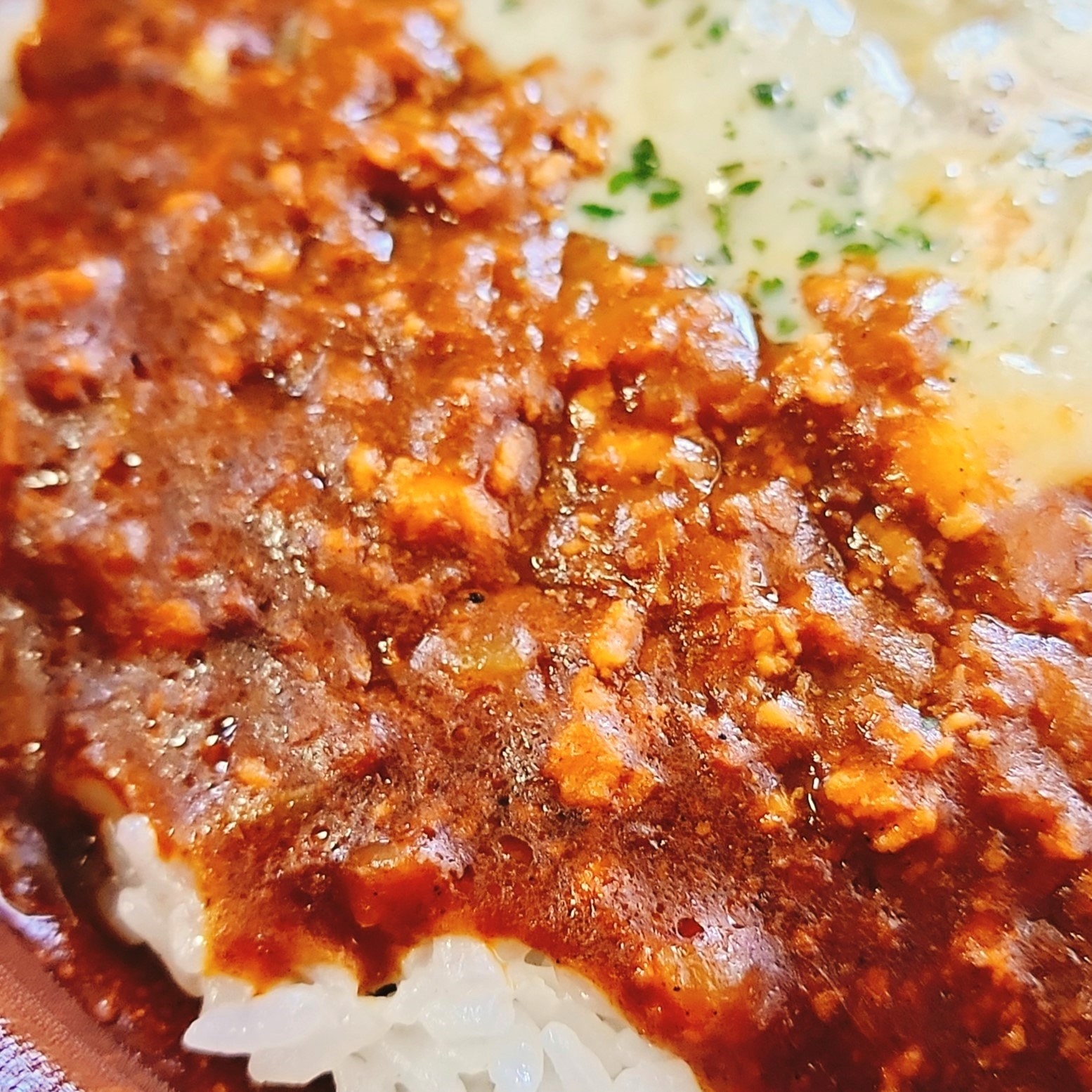 ミニストップのおすすめフード「チーズソースキーマカレー」