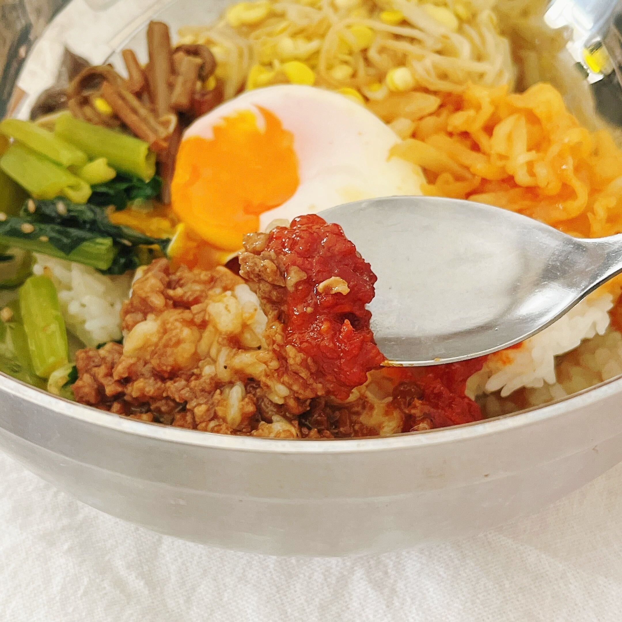 セブン-イレブンのオススメの新商品「温玉ビビンバ丼」