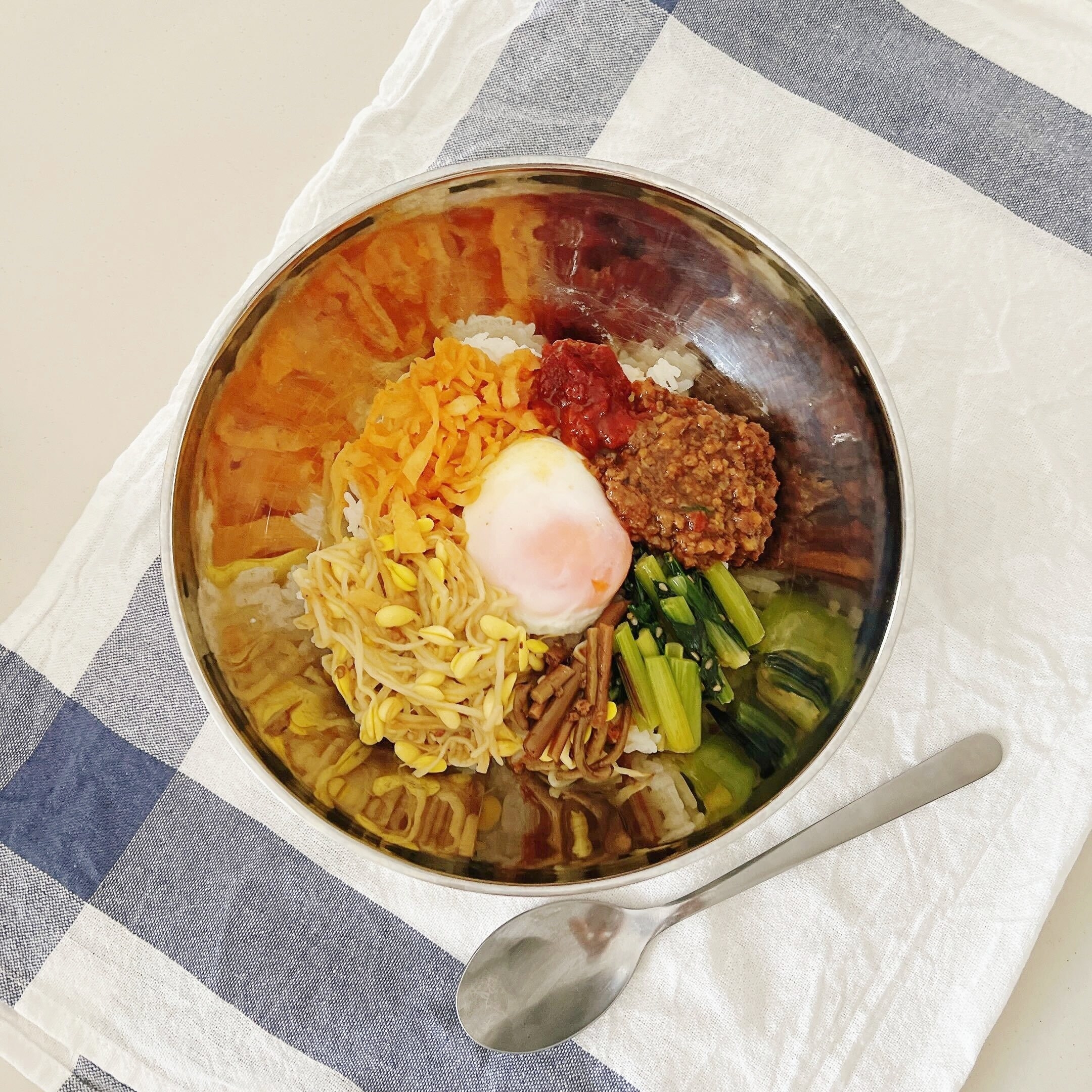 セブン-イレブンのオススメの新商品「温玉ビビンバ丼」