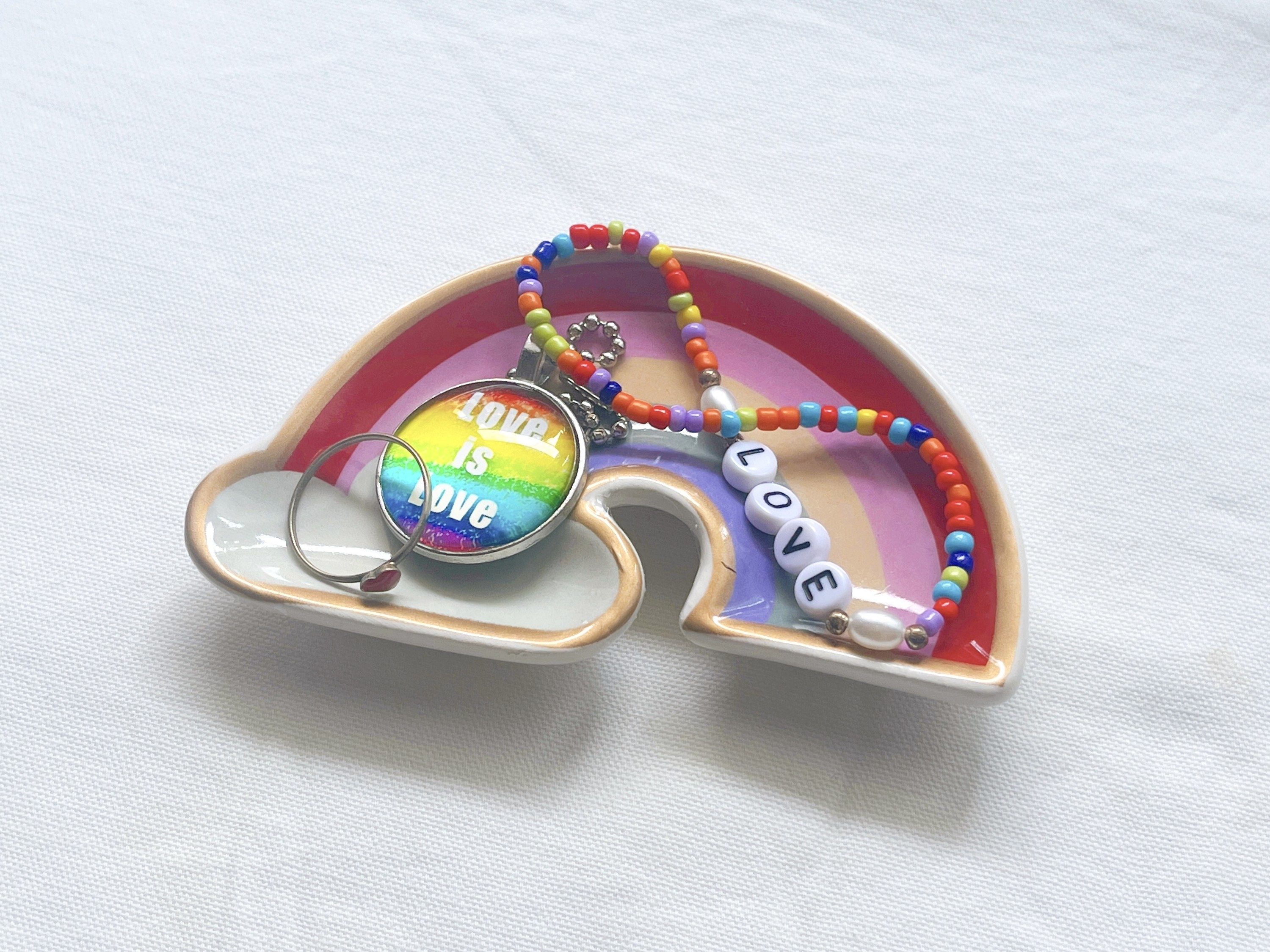 フライングタイガー（Flying Tiger Copenhagen）のオススメのレインボーグッズ「トレー」