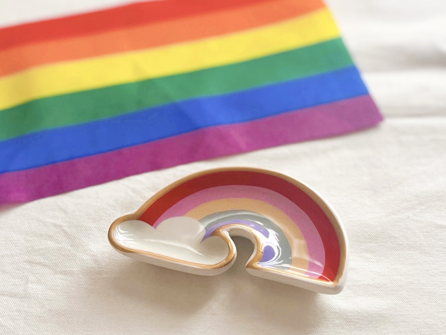 フライングタイガー（Flying Tiger Copenhagen）のオススメのレインボーグッズ「トレー」