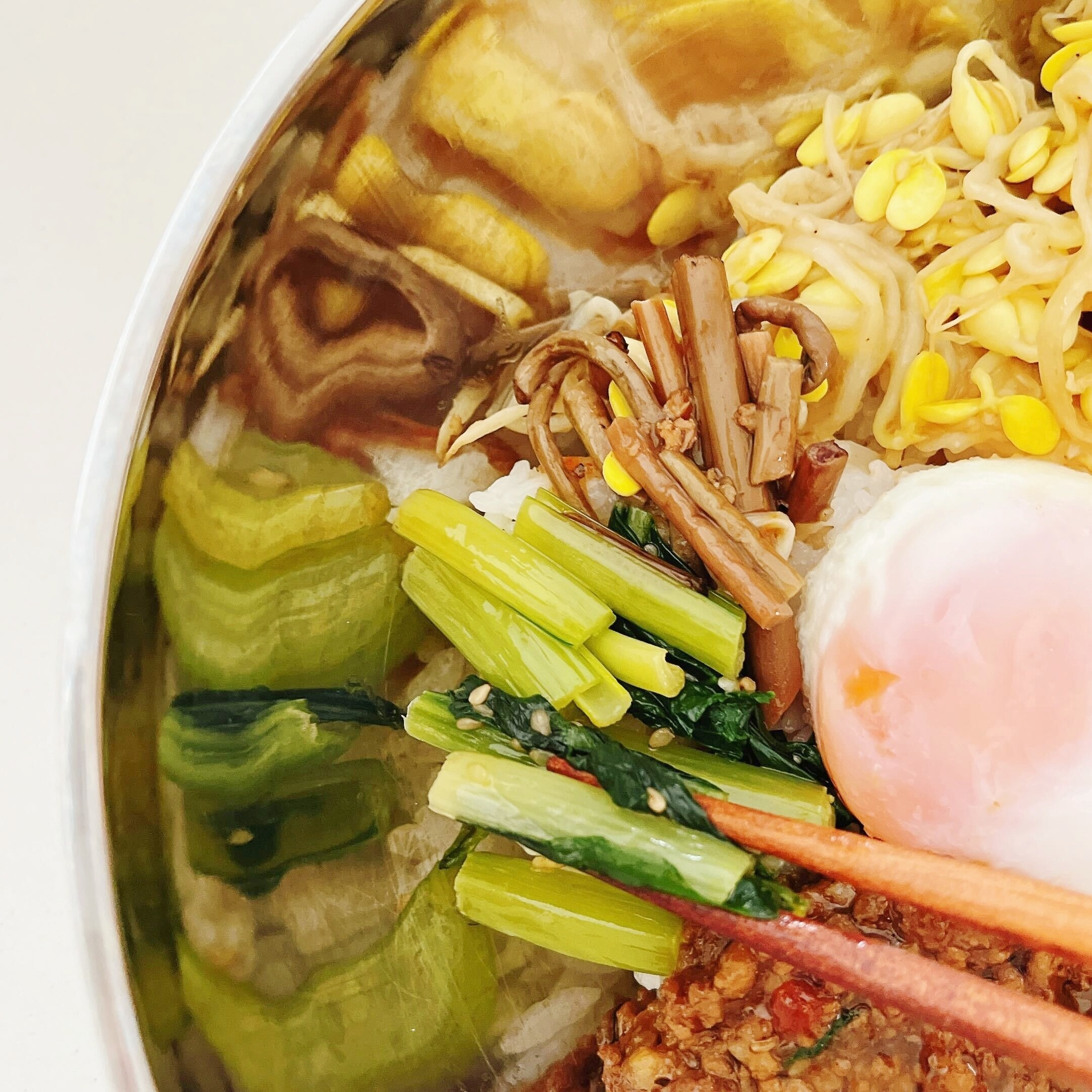 セブン-イレブンのオススメの新商品「温玉ビビンバ丼」