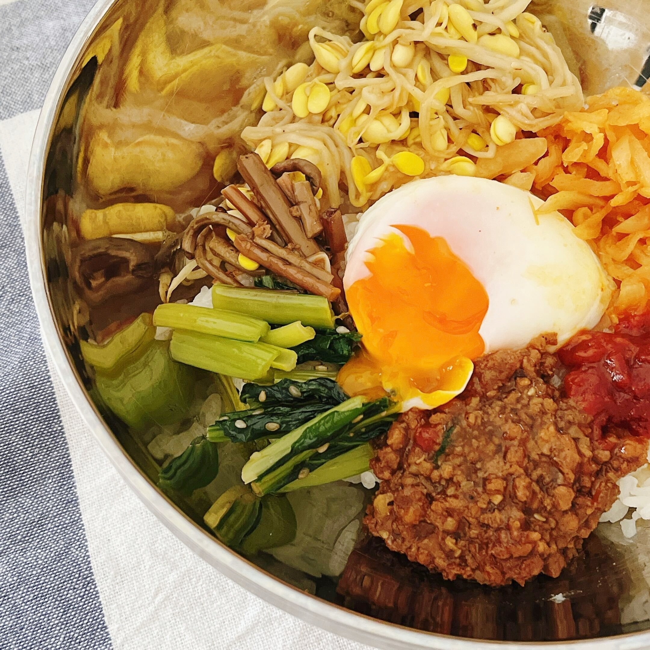 セブン-イレブンのオススメの新商品「温玉ビビンバ丼」