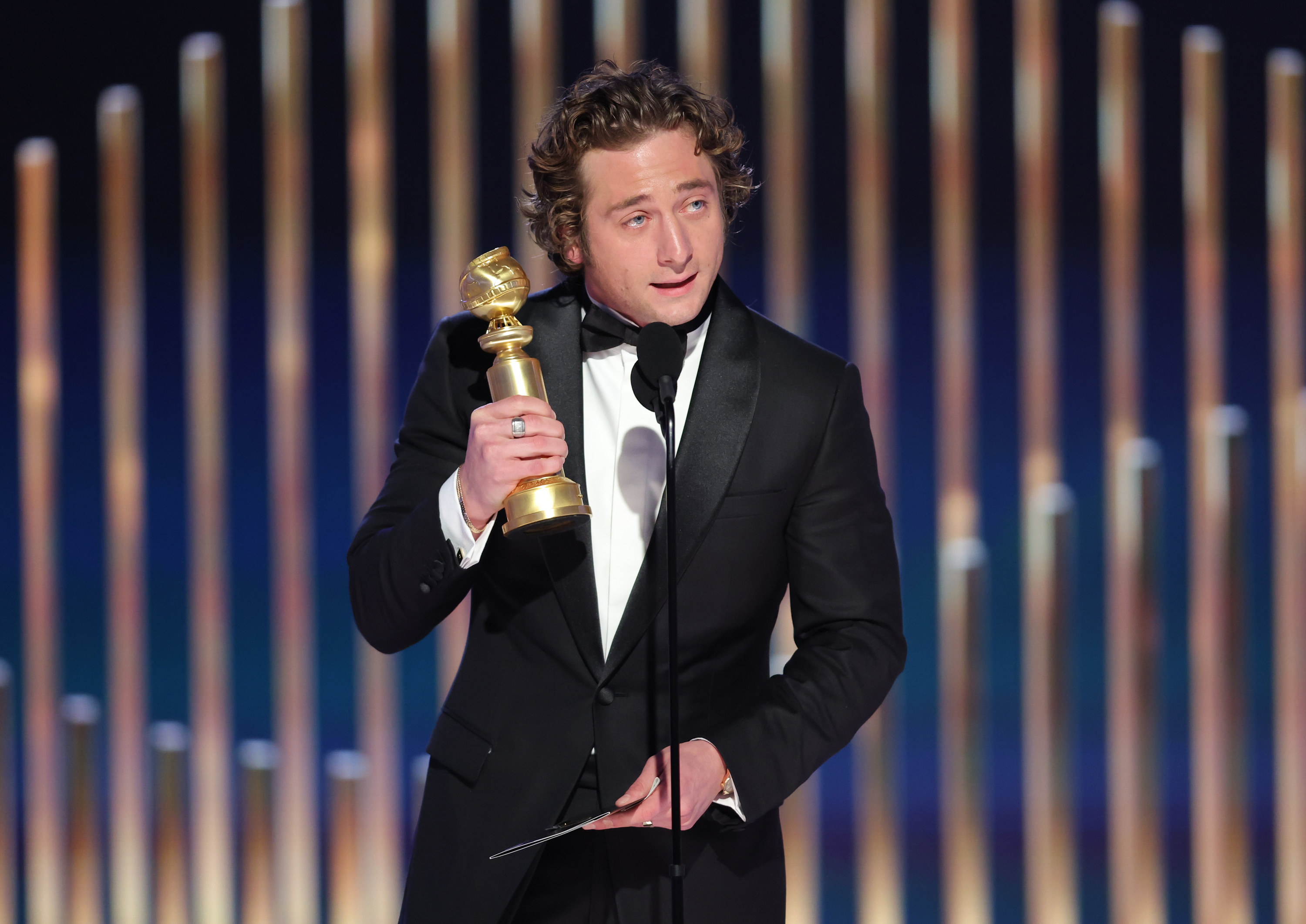 jeremy allen white on the 2022 golden globes stage