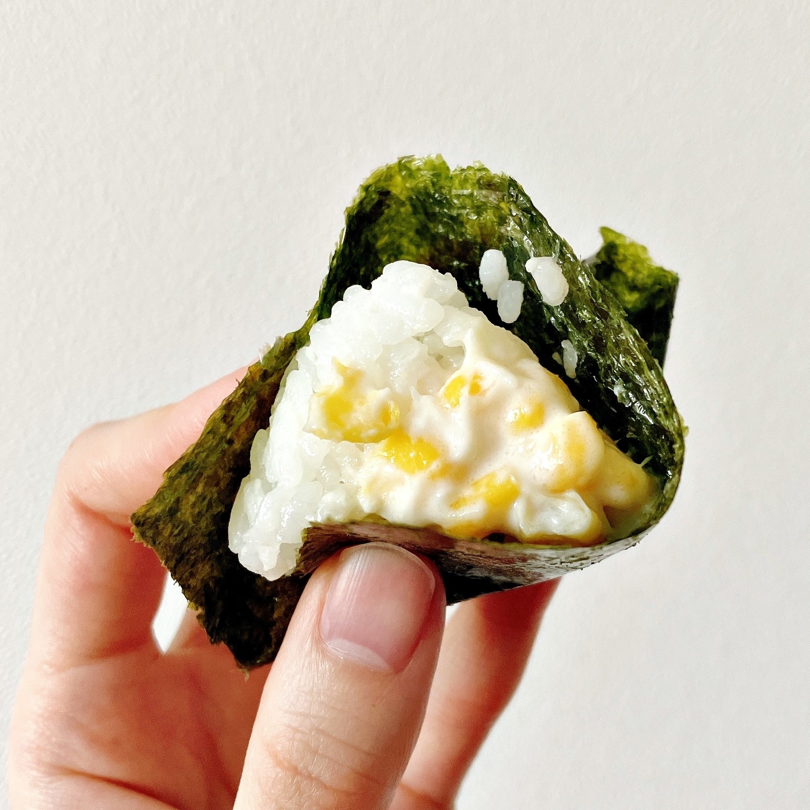 FamilyMart(ファミリーマート)のおすすめおにぎり「コーンマヨネーズ寿司」