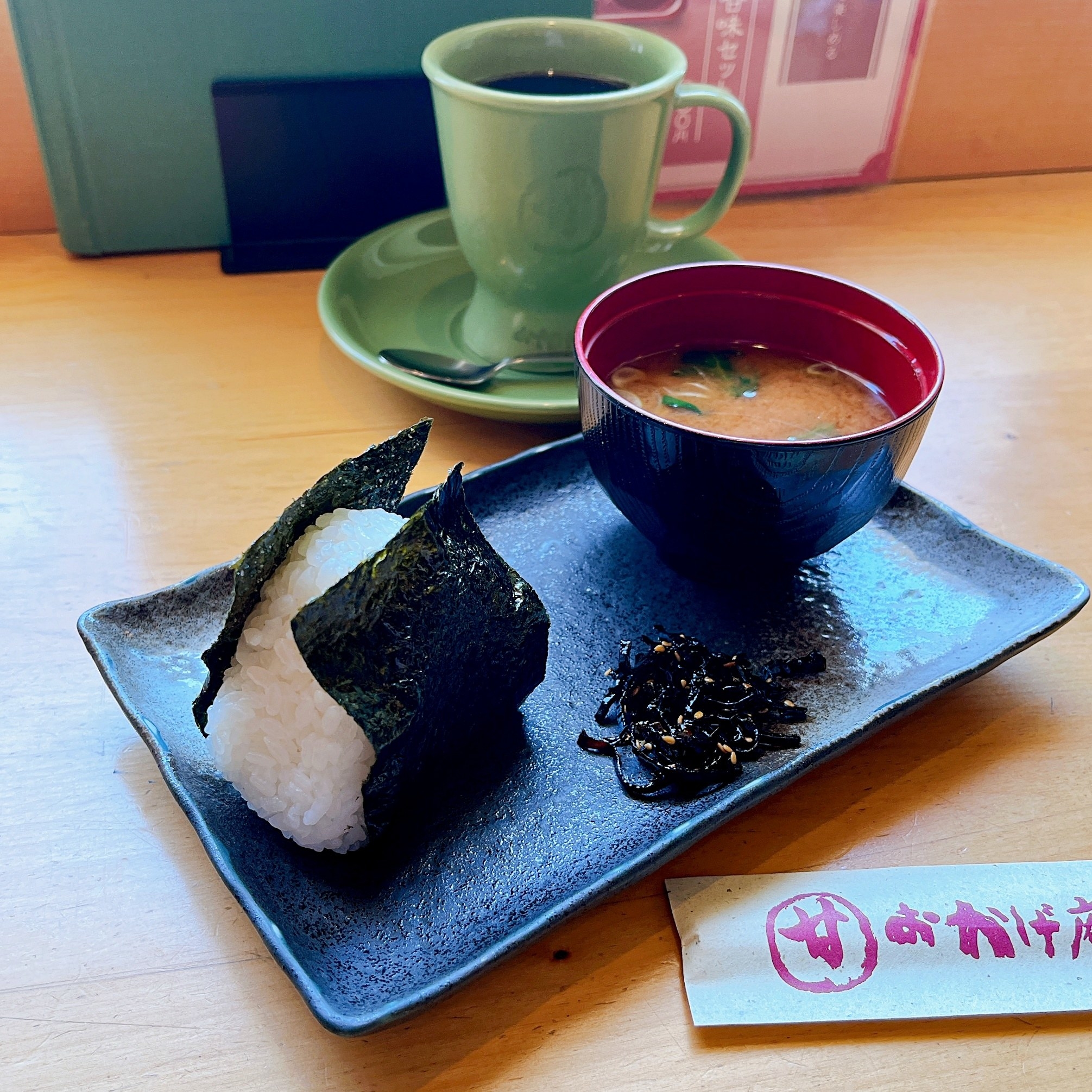 「コメダ和喫茶 おかげ庵」おすすめのモーニング「おにぎりセット」