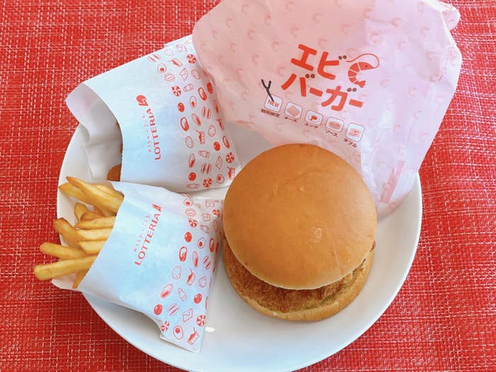 LOTTERIA（ロッテリア）のオススメの期間限定メニュー「夏のよくばりエビづくしバーガー」