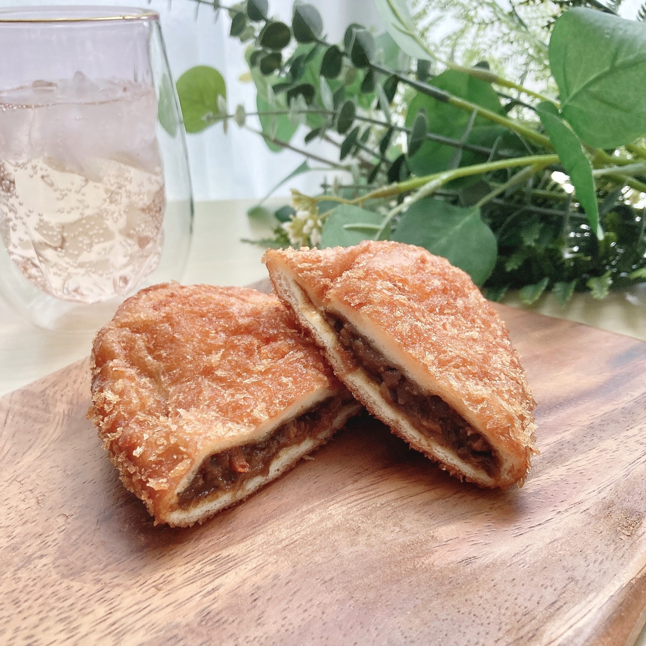 LAWSON（ローソン）のオススメのパン「ケモノ肉カレーパン」