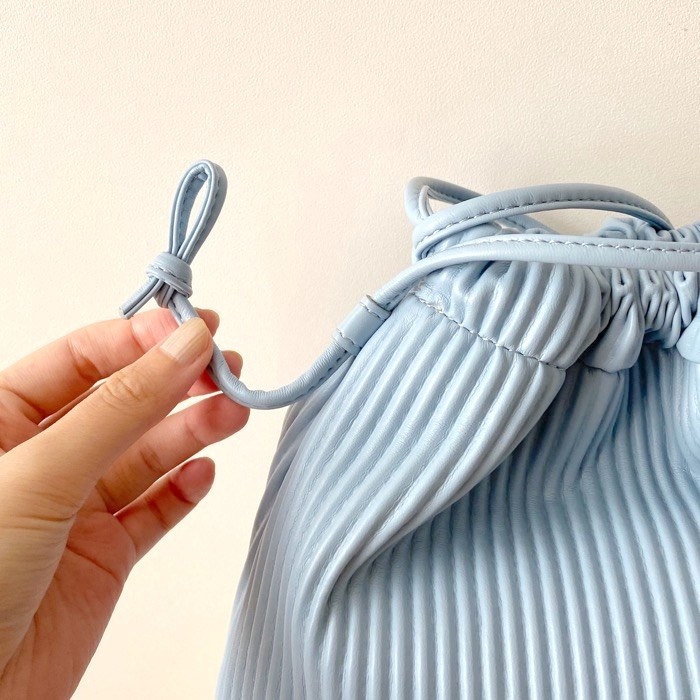 GU(ジーユー)のおすすめバッグ「プリーツドローストリングミニバッグ+X」