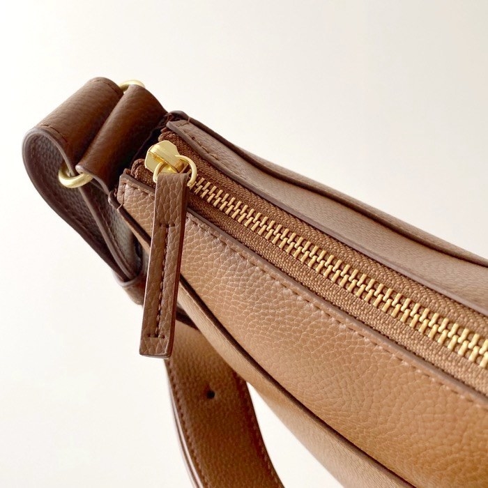 UNIQLO（ユニクロ）のオススメのファッションアイテム「レザータッチワンハンドルバッグ」