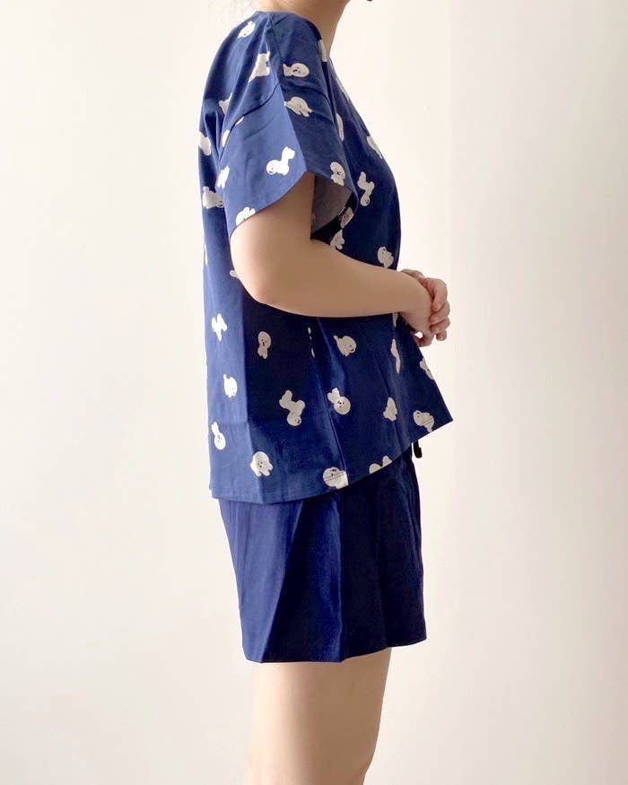 GU(ジーユー)のオススメのルームウェア「ラウンジセット(半袖&ショートパンツ)(ドッグ)OSB+EC」のコーディネート