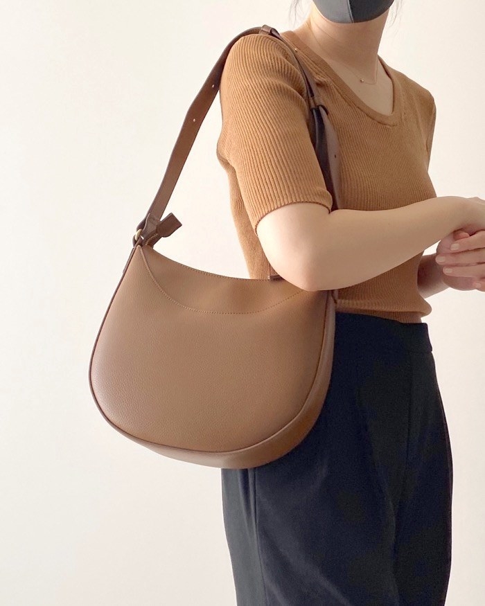 UNIQLO（ユニクロ）のオススメのファッションアイテム「レザータッチワンハンドルバッグ」のコーディネート