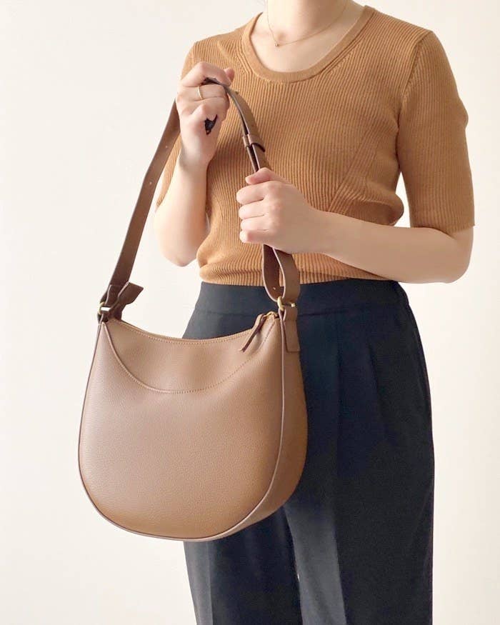 UNIQLO（ユニクロ）のオススメのファッションアイテム「レザータッチワンハンドルバッグ」のコーディネート