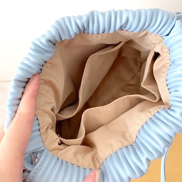 GU(ジーユー)のおすすめバッグ「プリーツドローストリングミニバッグ+X」