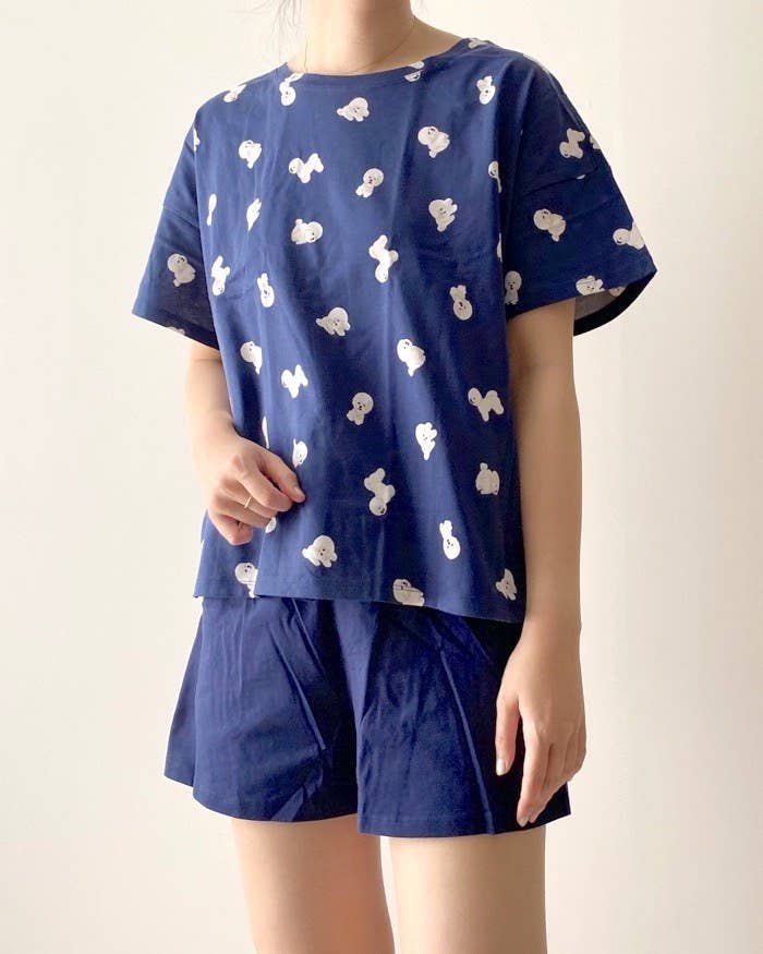GU（ジーユー）のオススメのルームウェア「ラウンジセット（半袖＆ショートパンツ）（ドッグ）OSB＋EC」のコーディネート