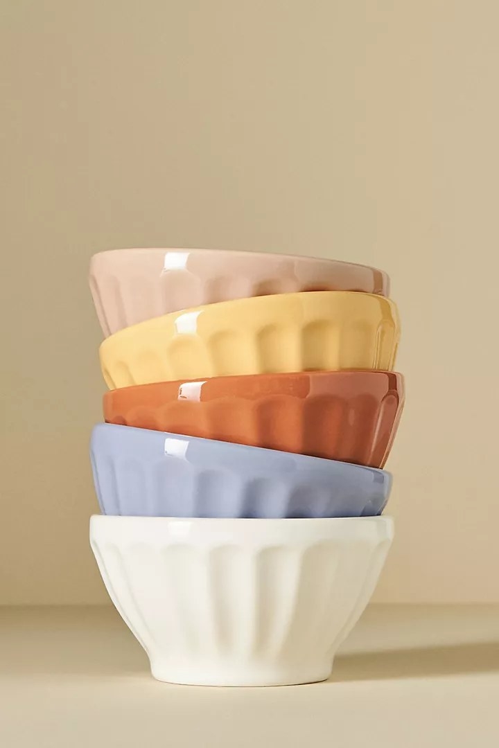 The cereal bowls in a variety of different colors