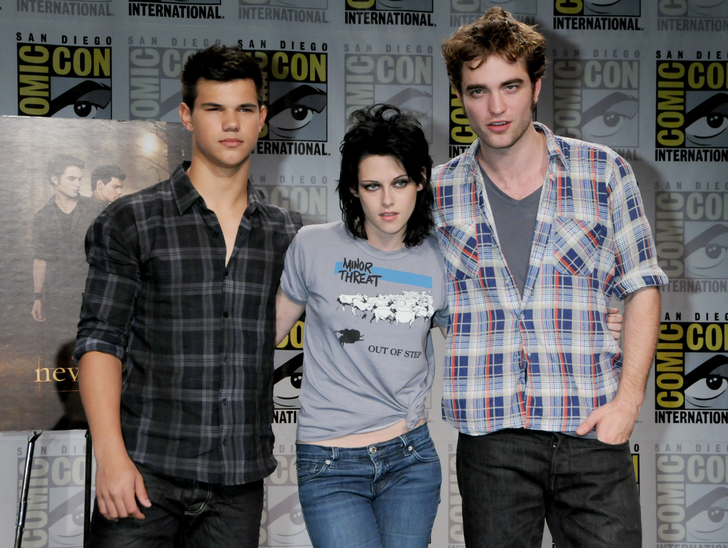 with short messy hair with her twilight costars