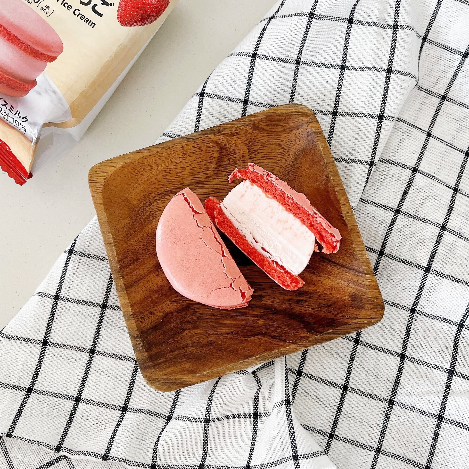 セブン-イレブンのオススメのアイス「7プレミアム マカロンアイス あまおういちご」