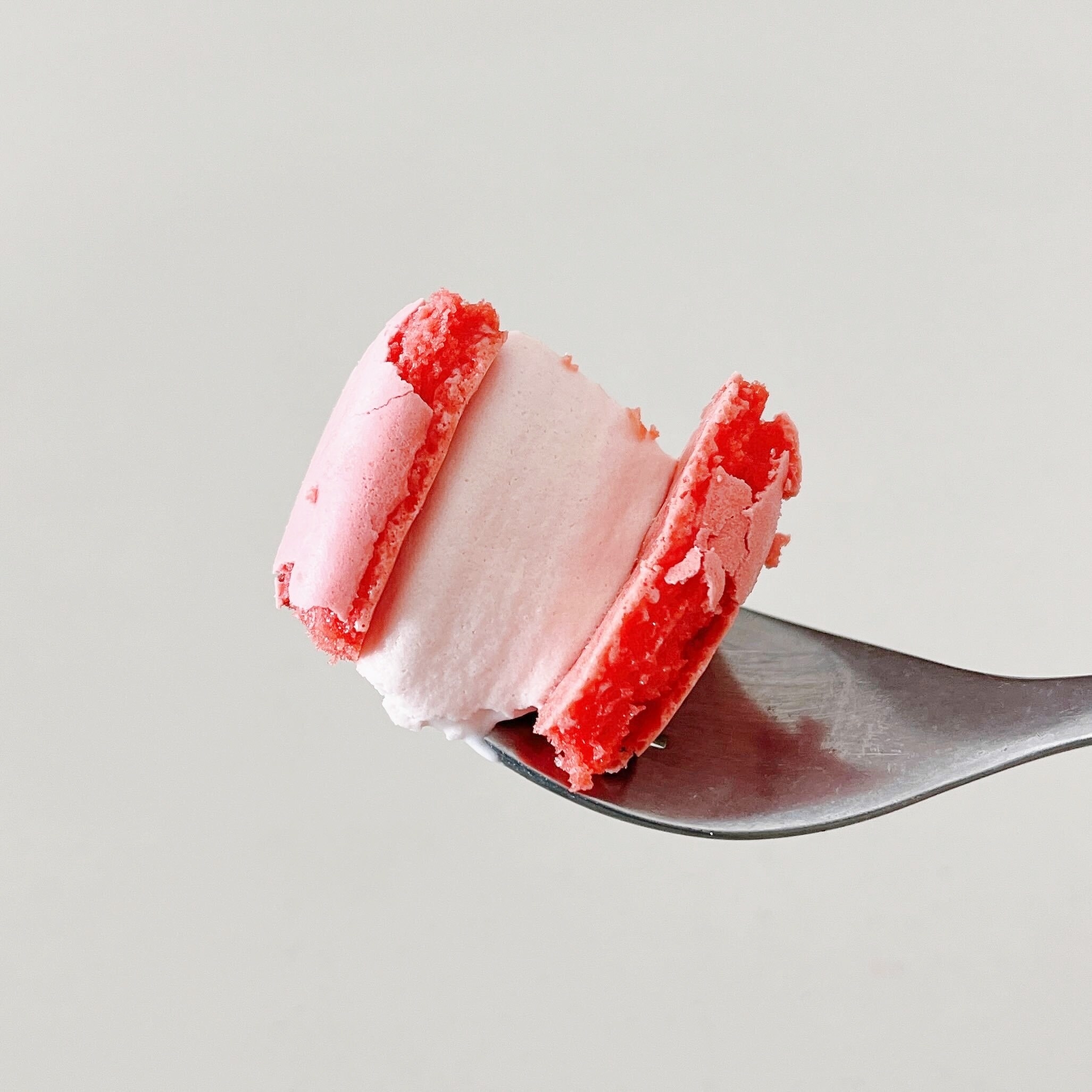 セブン-イレブンのオススメのアイス「7プレミアム マカロンアイス あまおういちご」