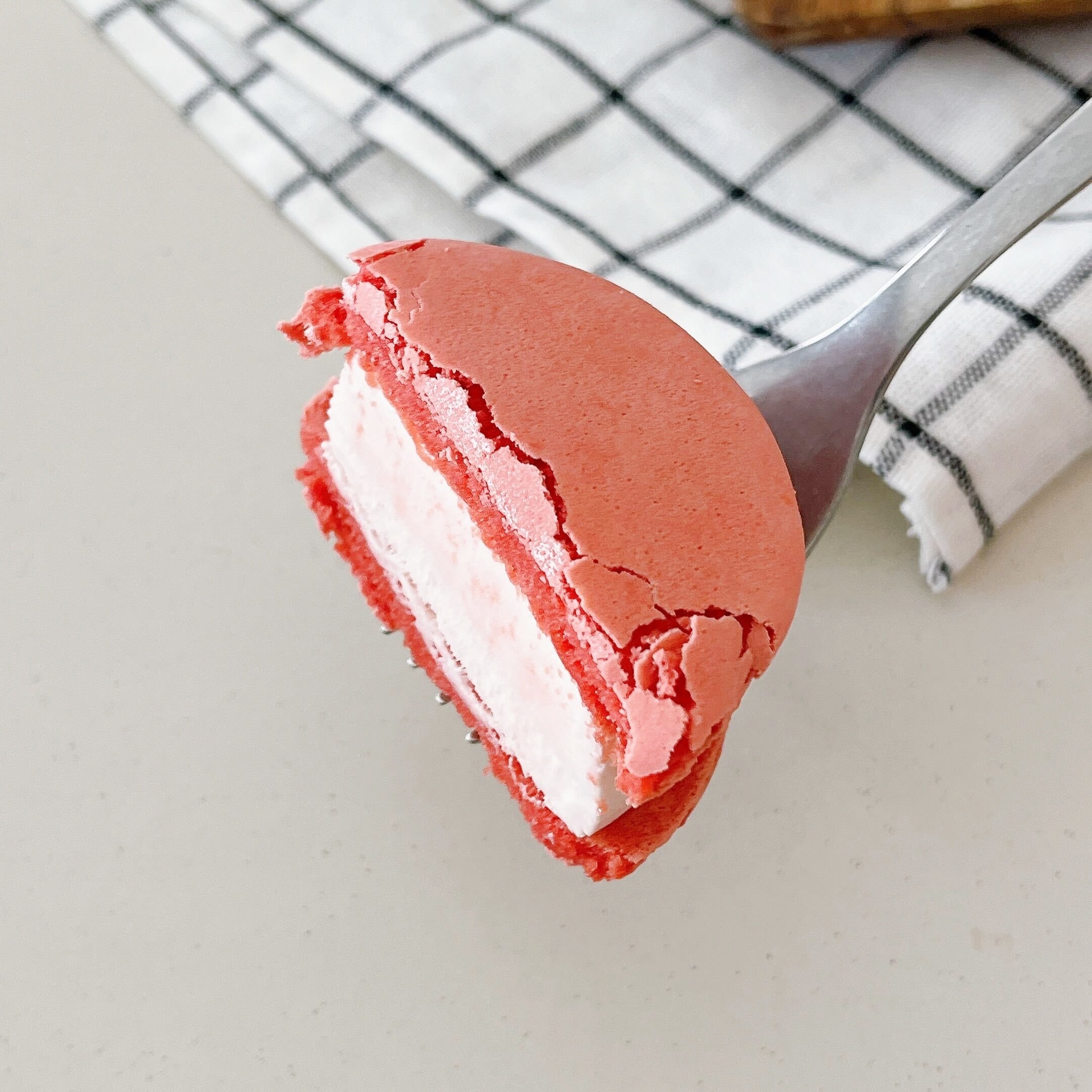 セブン-イレブンのオススメのアイス「7プレミアム マカロンアイス あまおういちご」