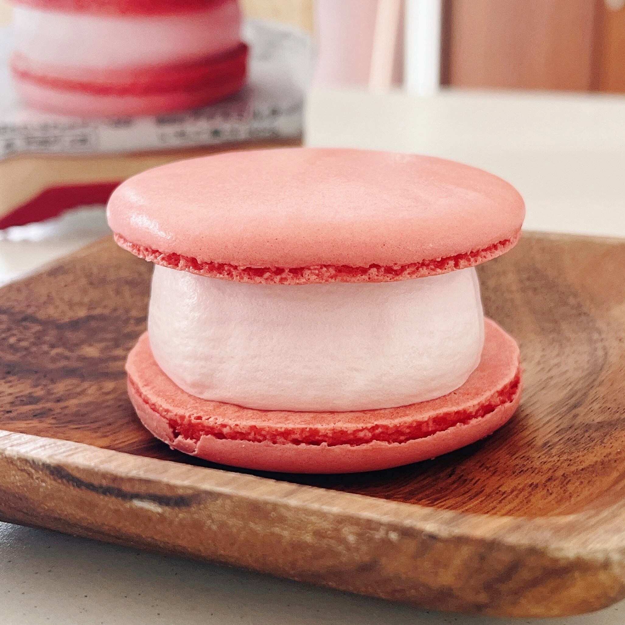 セブン-イレブンのオススメのアイス「7プレミアム マカロンアイス あまおういちご」