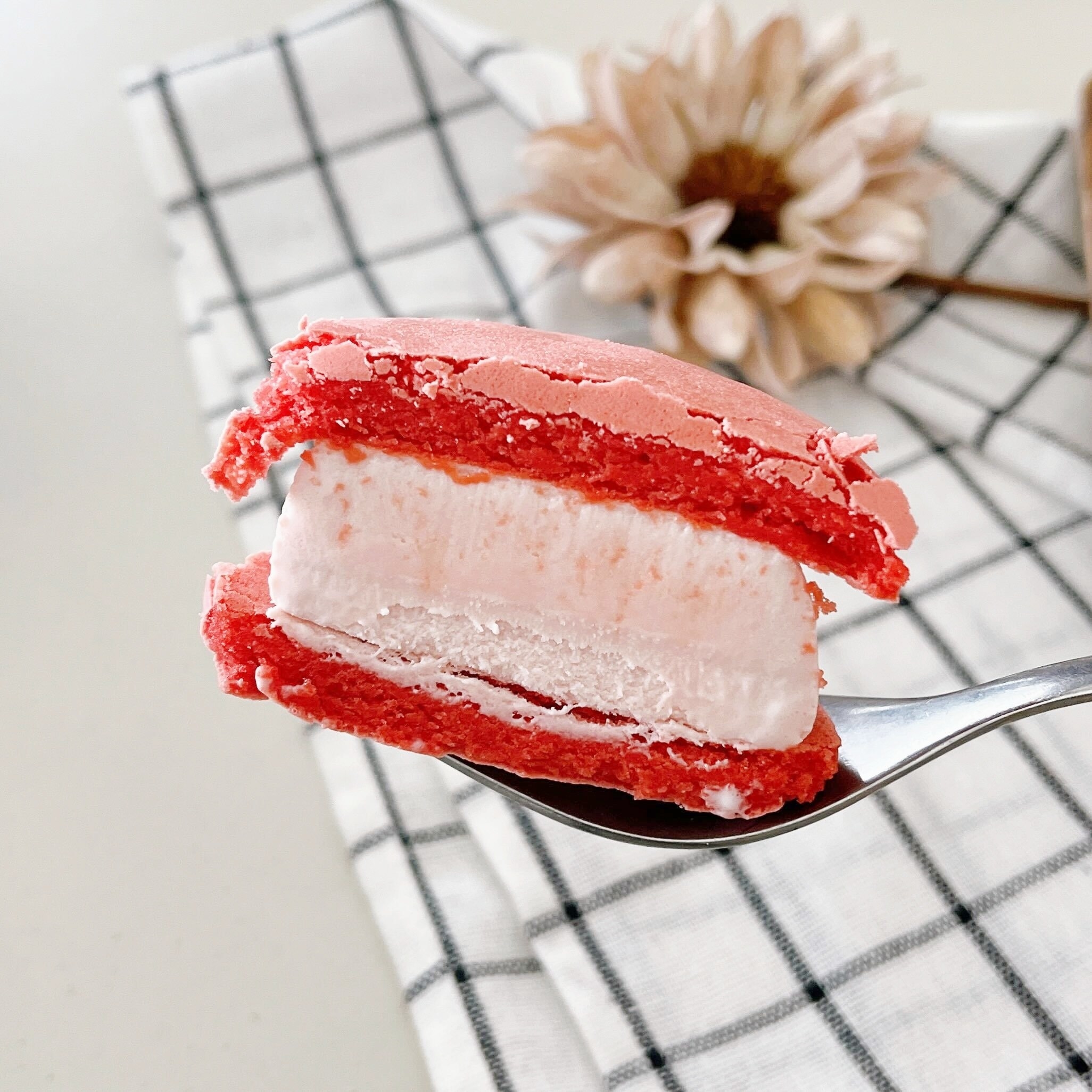 セブン-イレブンのオススメのアイス「7プレミアム マカロンアイス あまおういちご」