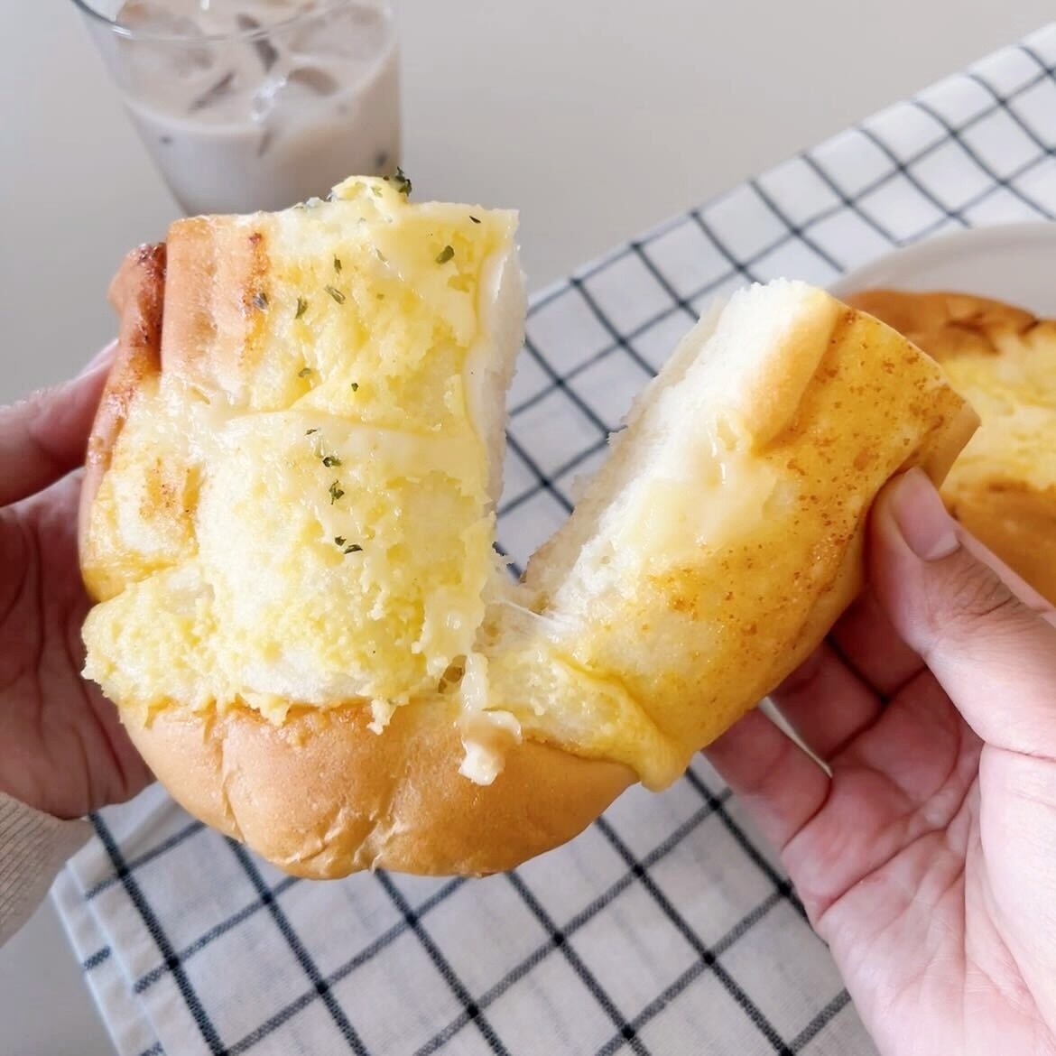 LAWSON（ローソン）のオススメのパン「食べ応え満足！チーズマヨネーズパン」