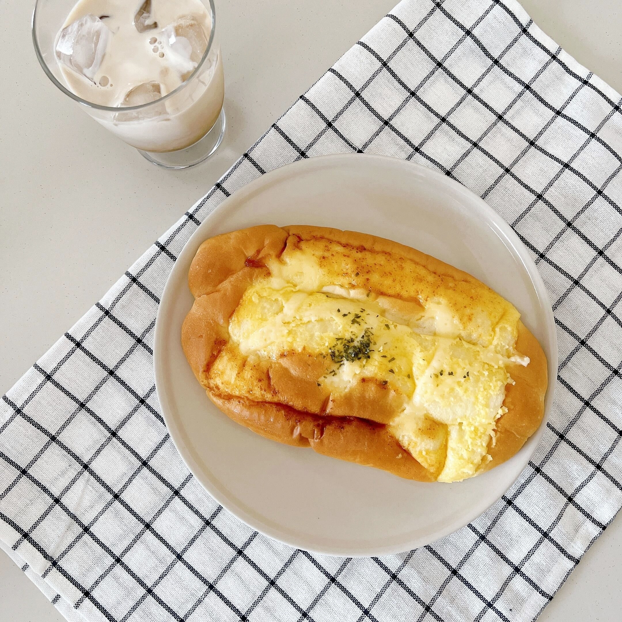 LAWSON（ローソン）のオススメのパン「食べ応え満足！チーズマヨネーズパン」