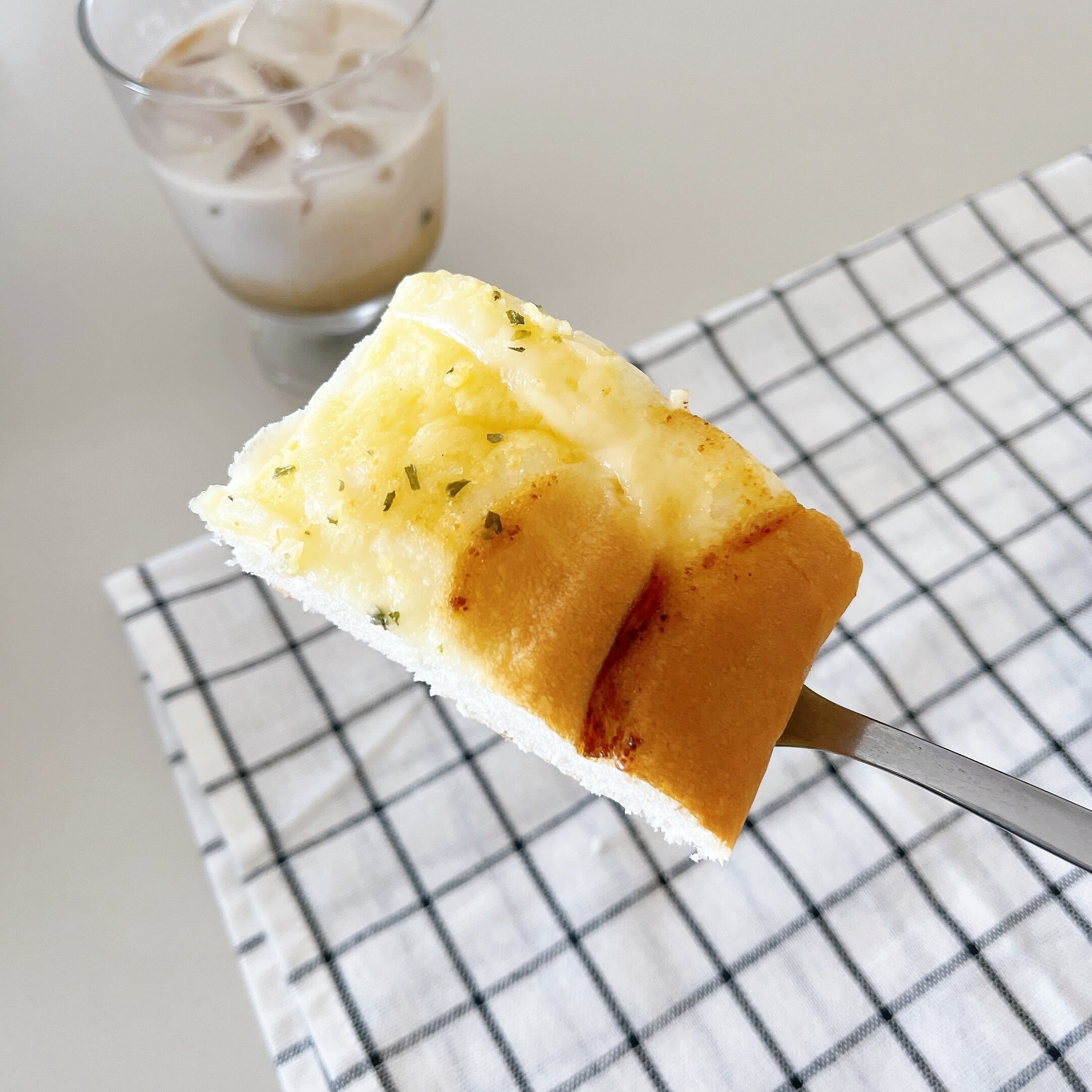 LAWSON（ローソン）のオススメのパン「食べ応え満足！チーズマヨネーズパン」