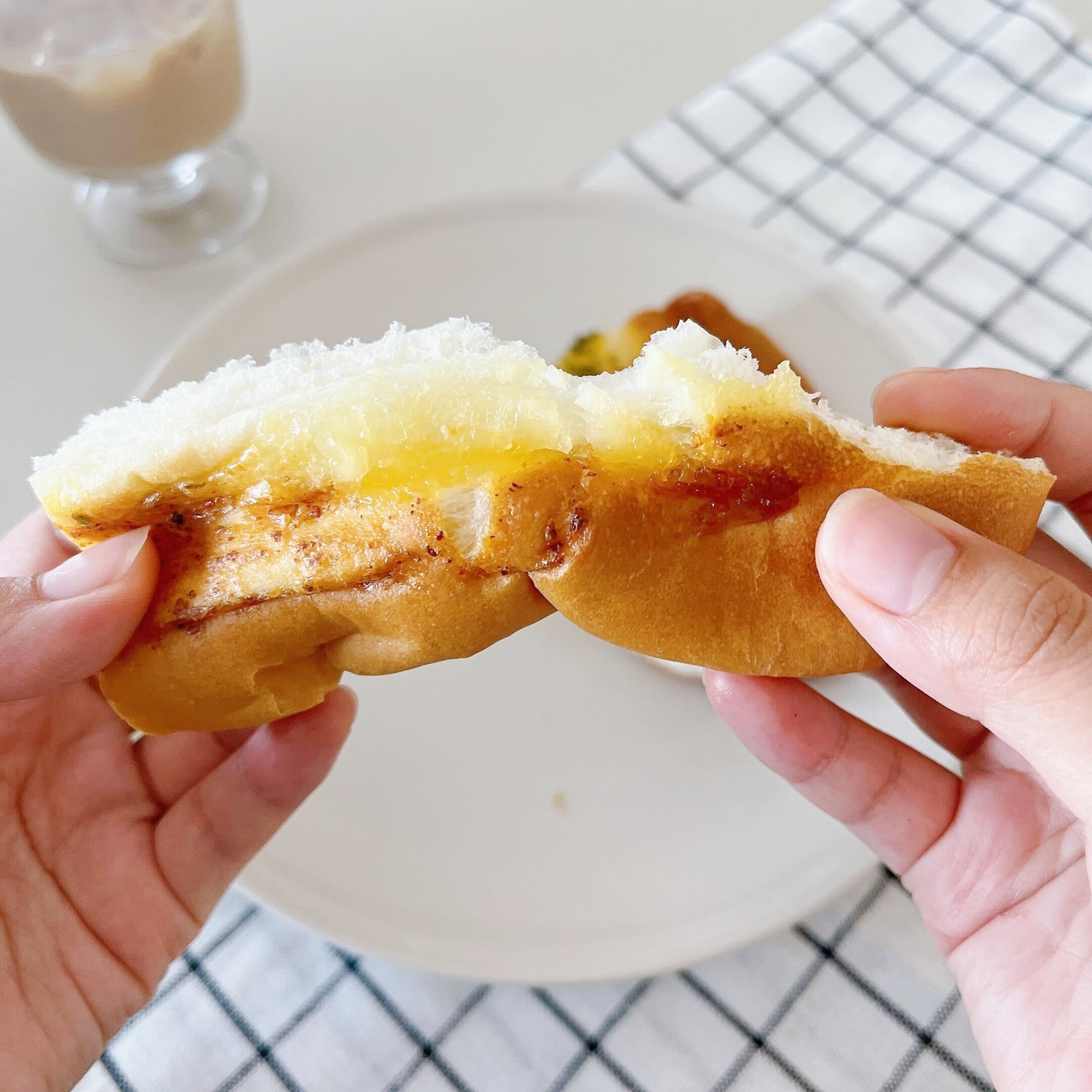 LAWSON（ローソン）のオススメのパン「食べ応え満足！チーズマヨネーズパン」