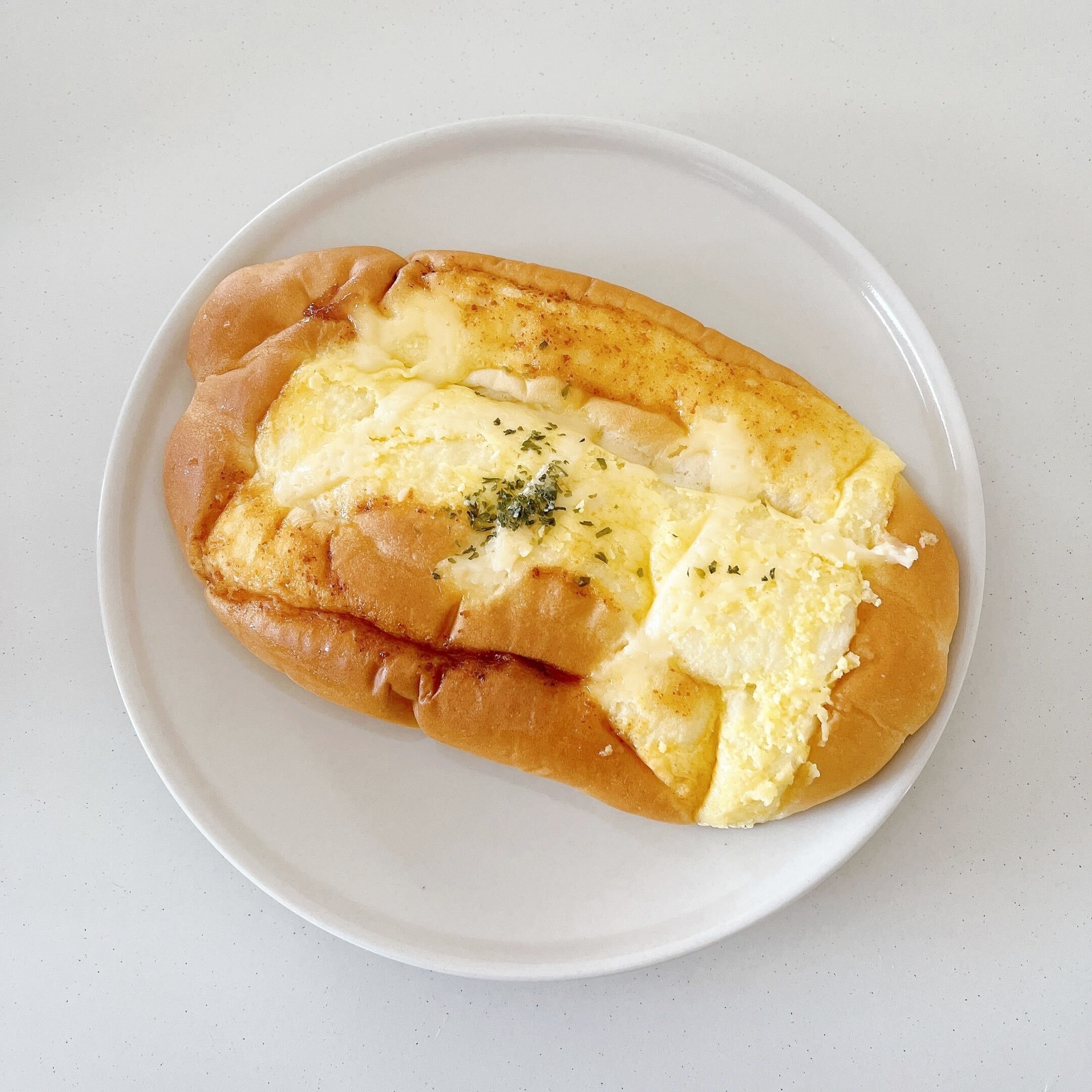 LAWSON（ローソン）のオススメのパン「食べ応え満足！チーズマヨネーズパン」