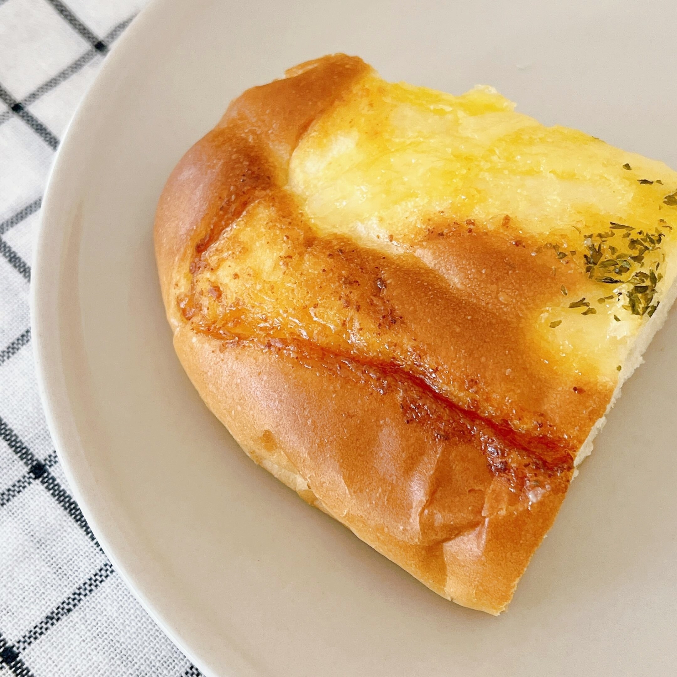 LAWSON（ローソン）のオススメのパン「食べ応え満足！チーズマヨネーズパン」