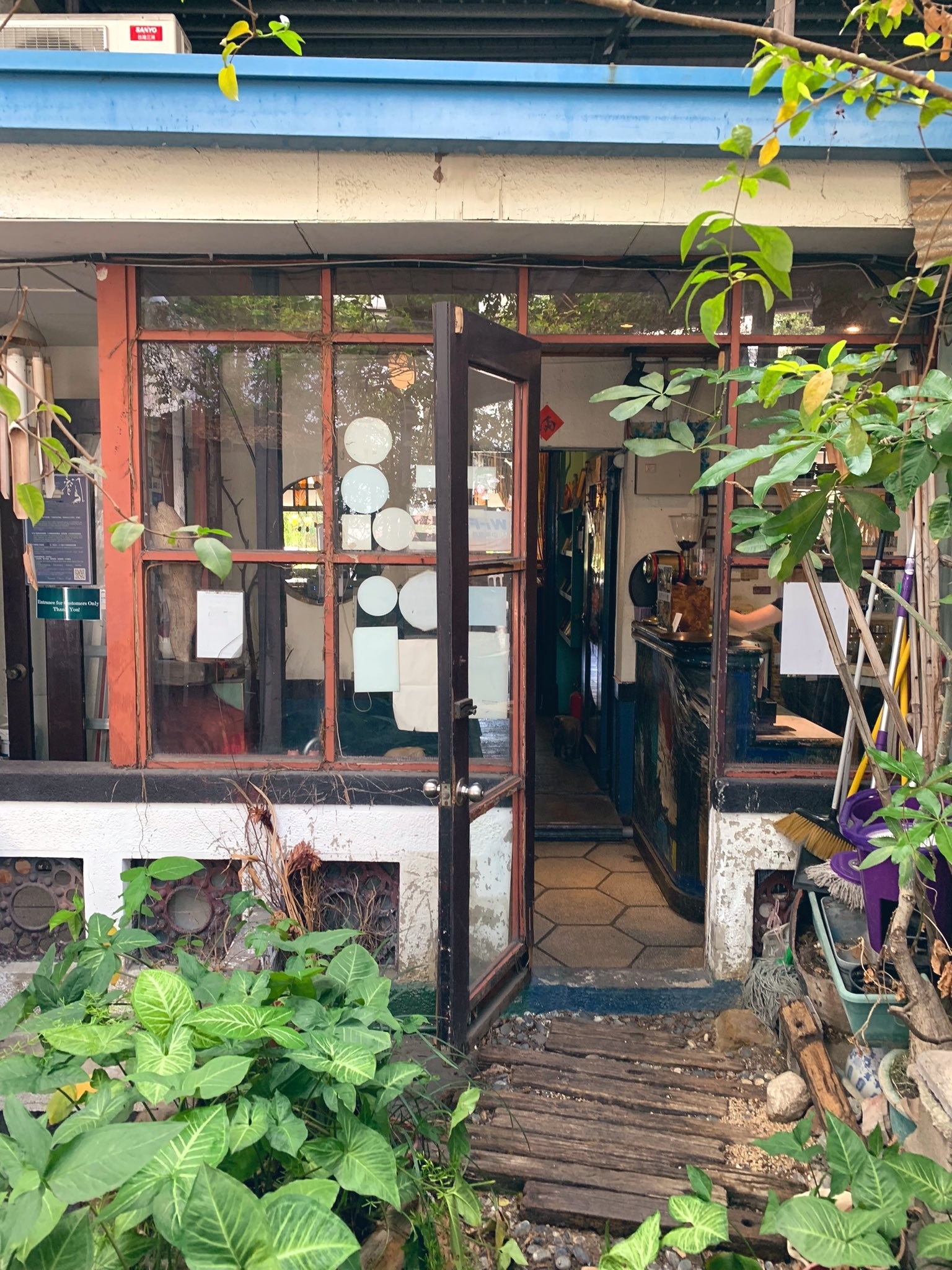 入り口が信じられないほど狭い喫茶店