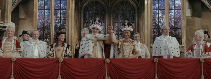 一个场景从& # x27;夏洛特皇后:一个Bridgerton Story"乔治三世国王和王后夏洛特举行了城堡的阳台政要包围