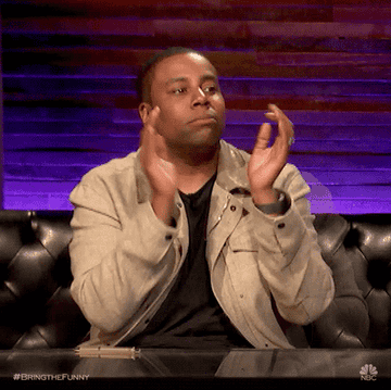 Kenan Thompson clapping and giving thumbs up