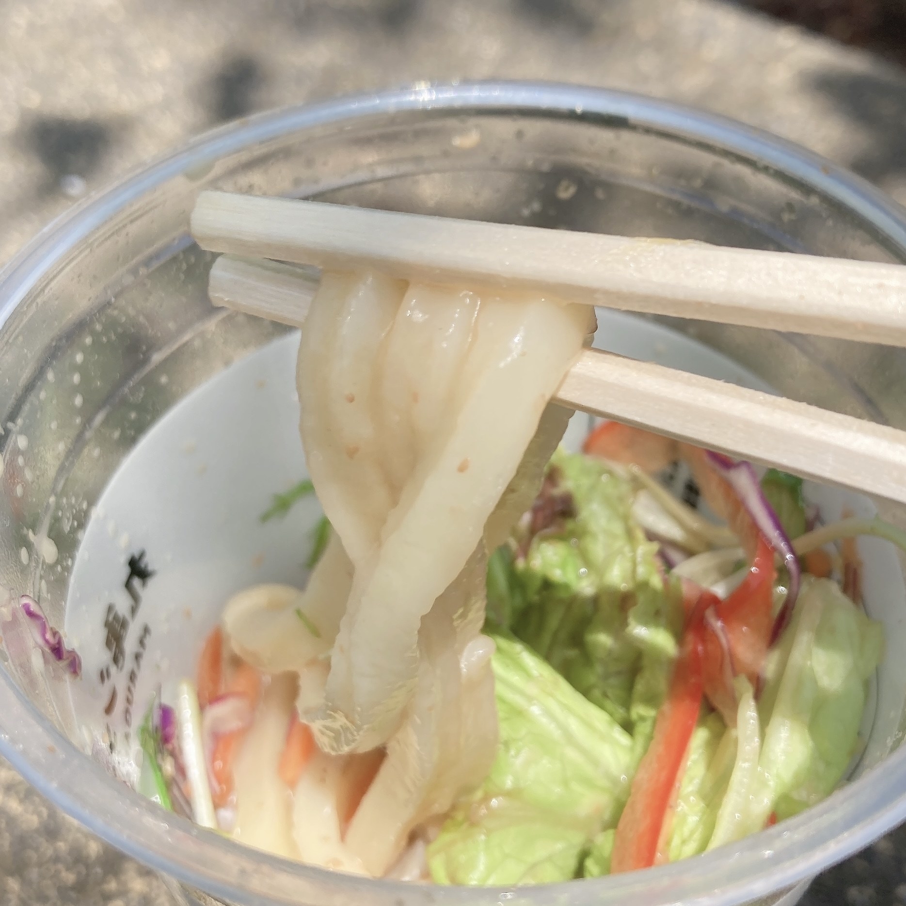 丸亀製麵の期間限定うどん「シェイクうどん ごまだれサラダうどん」