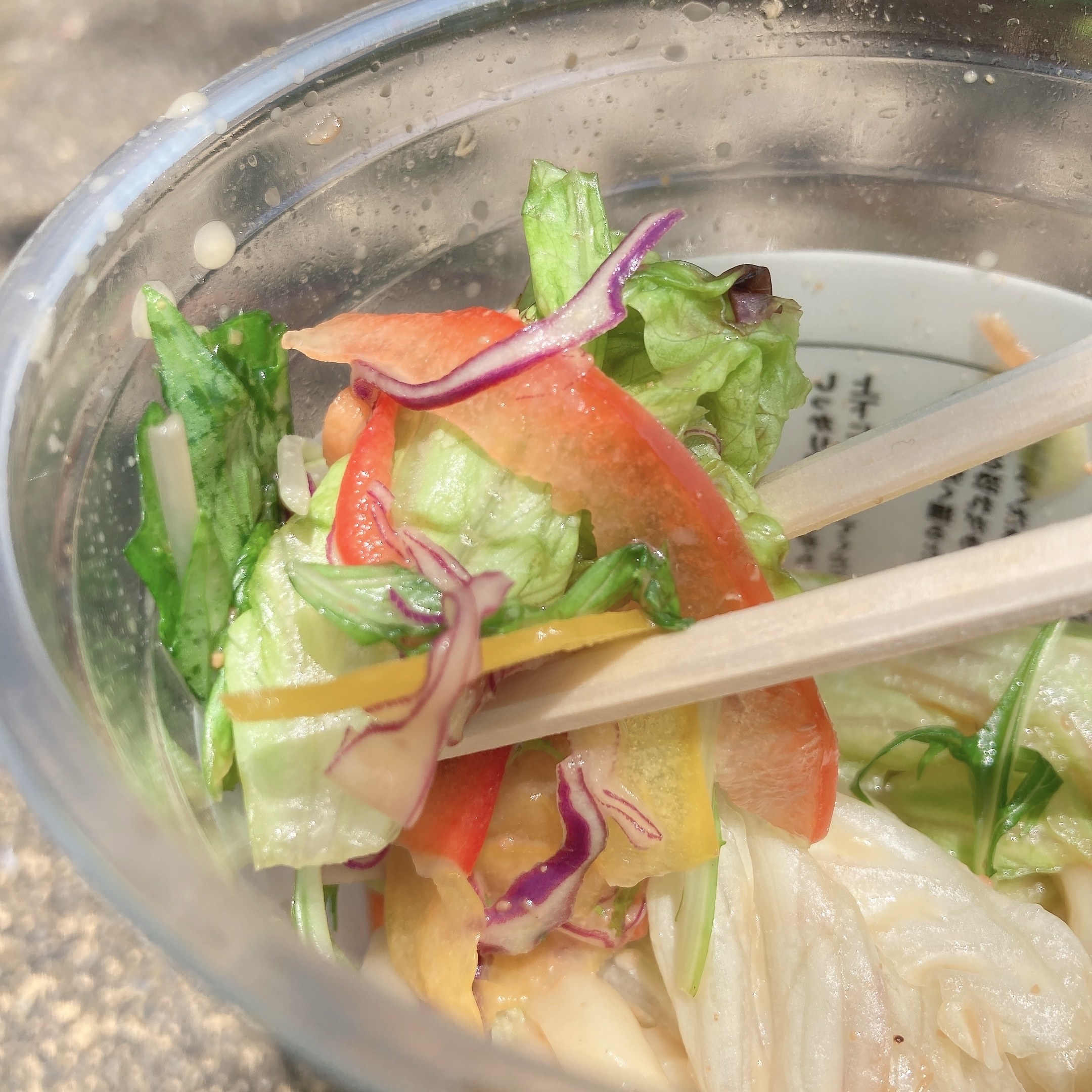丸亀製麵の期間限定うどん「シェイクうどん ごまだれサラダうどん」